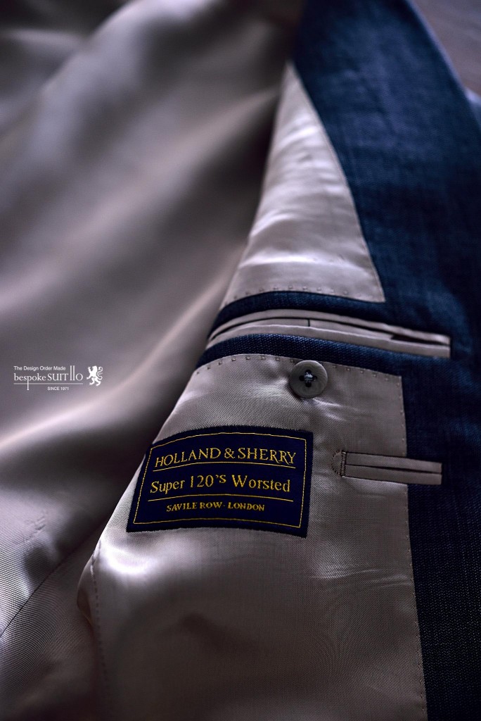 Holland & Sherry（ホーランド＆シェリー）のスーパー120'Sのミディアムグレーの3ピーススーツはオールシーズンで着用可能です。画像のコーディネート例のシャツはブルーのグレンチェックでCANCLINI（カンクリーニ）社でネイビーのタイはジャガード織りが魅力的なイタリアはナポリのFRANCESCO MARINO （フランチェスコマリーノ）です,FRANCESCO MARINO,フランチェスコマリーノ,スーツの着こなし,CANCLINI,カンクリーニ,スーツのコーディネート,,ニットタイのコーディネート,白パンｎコーディネート,オーダー,誂え,紳士,オーダーメイド,オーダー,ジャケパン,スーツ,ジャケット,誂え,紳士,コーディネート,着こなし,オーダーメイド,福岡,八幡西区,黒崎,北九州,ビスポークスーツ１１０,bespokeSUIT110,bespokeSUITIIO,
