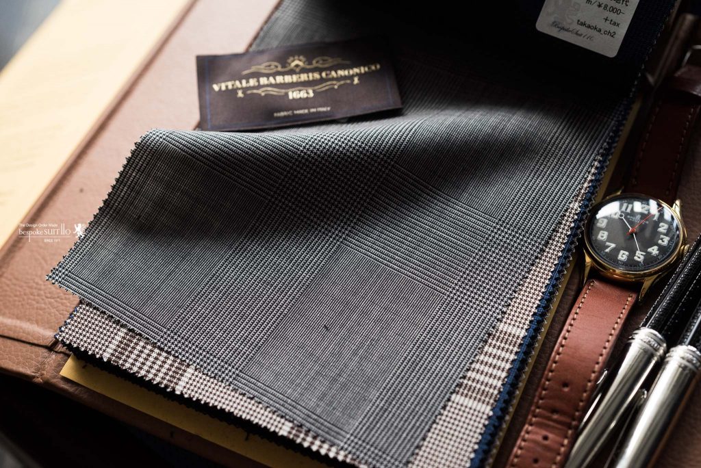 VITALE BARBERIS CANONICO（ヴィターレ・バルべリス・カノニコ）,そのルーツを1663年まで遡るというイタリアミルの名門、ヴィターレ・バルべリス・カノニコ。ビエラ近郊のトリヴェロ地区に近代的且つ広大な工場を擁する同社は、紡績から仕上げまでを全て自社内で行いながら、年間約800万メーターという膨大な量の高級紳士服地を生産しています。これはスーツに換算すると約270万着という数になります。全工程で湿度を80%に保つことから始まる徹底したクオリティーコントロール、また仕上げに利用する大量の水を自社内でほぼ100%浄水し再利用するなど、ずば抜けた先進性と高品質へのこだわりによって生み出される服地の数々は、世界中の高級アパレル、テーラーから絶対の信頼を集めてきました。クオリティーとコストパフォーマンスの高さでは群を抜く、イタリアを代表するメーカーの一つです。,VITALE BARBERIS CANONICO,ヴィターレ・バルべリス・カノニコ,グレー,グレーパンツ,ootd,今日のコーデ,ootn,今夜のコーデ,menscoordinate,メンズコーディネート,mensfashion,メンズファッション,着こなし,福岡ファション,style,bridal,ブライダル,お洒落さんと繋がりたい,オーダースーツ,ordersuits,ドレスシャツ,オーダージャケット,orderJacket,オーダーベスト,oedervest,ビスポーク,bespoke,三ケ森,jhp,instagood,instadiary,instalike,instamood,instalove,instafollow,instapic,instaphoto,オーダージャケット,オーダースーツ,背広,誂え,仕立,紳士,福岡,黒崎,小倉,北九州,八幡西区,ビスポークスーツ１１０,bespokeSUIT110,bespokeSUITIIO,