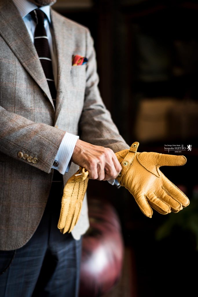 デンツは、1777年創業のイギリスのレザーグローブブランド。江戸時代中期（！）から手袋をつくっているんですね……。レザーグローブの「基準」ともいえるブランドで、とにかくレザーグローブといえばここを外すわけには参りません。,紳士,革小物,レザーグローブ,007スペクター,スマホ対応手袋,デンツ,DENTS,ヘアシープ,Hairsheep,スマートフォン対応,タッチスクリーン対応,Henley Leather Gloves,ブラック,ペッカリーグローブ,メンズファッション,オーダージャケット,オーダースーツ,背広,誂え,仕立,紳士,福岡,黒崎,小倉,北九州,八幡西区,ビスポークスーツ１１０,bespokeSUIT110,bespokeSUITIIO,