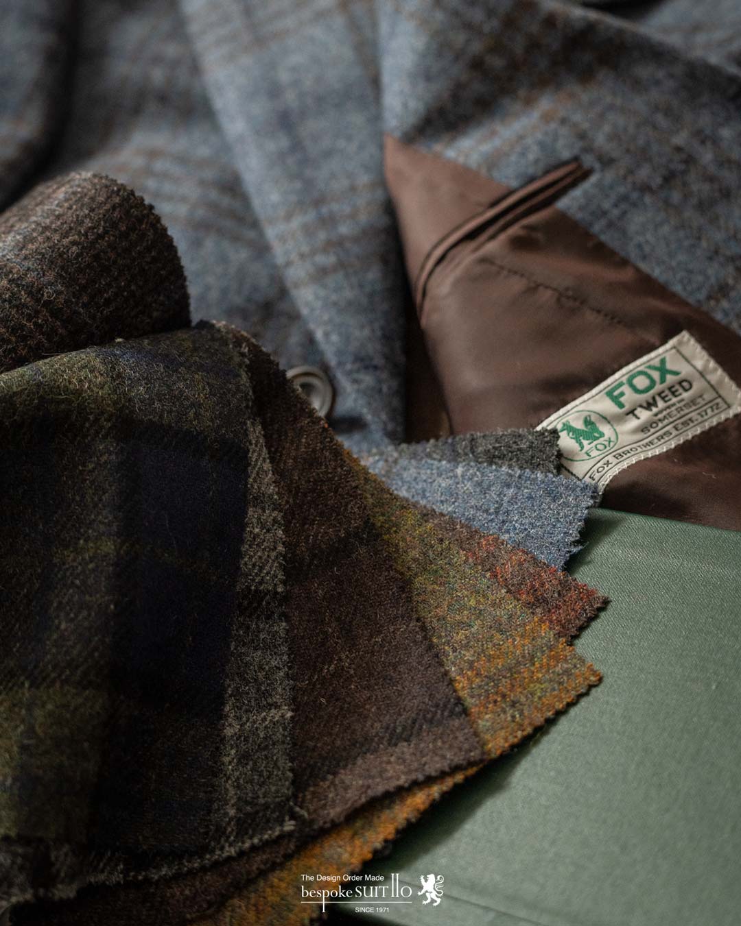 FOXTWEED,フォックスツイード,FOX BROTHERS,フォックスブラザーズ,「英国フランネルの代名詞」、フォックスブラザーズは1772年にイングランドの南西部サマセットでトーマス・フォックスにより創業されました。,当初はクエーカー教徒の家内制手工業として始り、その高いクオリティと量産体制が確立されると堅牢なサージ地を王立陸軍に納入するまでになりました。,そして、1950年頃まで商標として保有していたことでも知られるフランネルは群を抜く高い評価を誇り、サヴィル・ロウを始め世界中の名門テーラーで扱われてきました。,ウィンザー公、ウィンストン・チャーチル、そしてケーリー・グラントなどが愛した肉厚で滑らかなフランネルは今でも紳士達の憧れの生地。着込むほど増す味わいも魅力の一つです。,ソフトでありながらドライ。オーセンティックな質感のツイードは、フォックスブラザーズの本拠地サマセット周辺の豊かな自然のカラーを用い、同社が誇る歴史的なアーカイブからセレクトした色柄へと織り上げられました。,様々なカラーのウール、コットンパンツとのマリアージュを楽しむのも愉しい、「タウン&カントリー」とテーマにしたコレクションです。,ツイード,tweed,madeinengland,英国,服地,suits jacket coat,2020ss,mensfashion,mensstyle,メンズコーディネート,mensfashion,メンズファッション,着こなし,福岡ファション,ブライダル,お洒落さんと繋がりたい,オーダースーツ,ordersuits,ドレスシャツ,オーダースーツ,オーダージャケット,orderJacket,オーダーベスト,oedervest,ビスポーク,bespoke,三ケ森,jhp,instagood,instadiary,instalike,instamood,instalove,instafollow,instapic,instaphoto,オーダージャケット,オーダーシャツ,オーダースーツ,背広,誂え,仕立,紳士,福岡,黒崎,小倉,北九州,八幡西区,ビスポークスーツ１１０,bespokeSUIT110,bespokeSUITIIO,suits,suitstil,Suitsstyle,mensstyl,