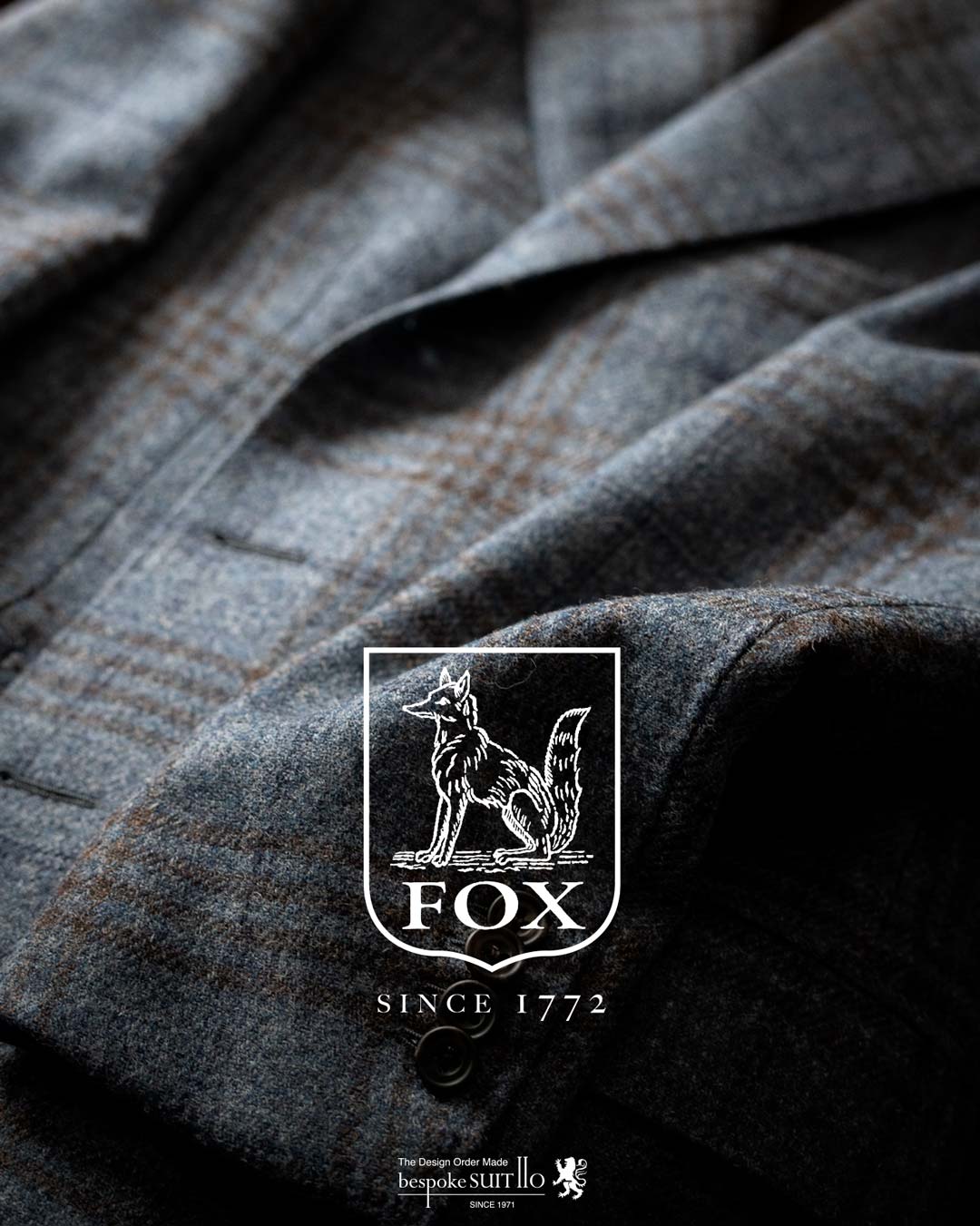 FOXTWEED,フォックスツイード,FOX BROTHERS,フォックスブラザーズ,「英国フランネルの代名詞」、フォックスブラザーズは1772年にイングランドの南西部サマセットでトーマス・フォックスにより創業されました。,当初はクエーカー教徒の家内制手工業として始り、その高いクオリティと量産体制が確立されると堅牢なサージ地を王立陸軍に納入するまでになりました。,そして、1950年頃まで商標として保有していたことでも知られるフランネルは群を抜く高い評価を誇り、サヴィル・ロウを始め世界中の名門テーラーで扱われてきました。,ウィンザー公、ウィンストン・チャーチル、そしてケーリー・グラントなどが愛した肉厚で滑らかなフランネルは今でも紳士達の憧れの生地。着込むほど増す味わいも魅力の一つです。,ソフトでありながらドライ。オーセンティックな質感のツイードは、フォックスブラザーズの本拠地サマセット周辺の豊かな自然のカラーを用い、同社が誇る歴史的なアーカイブからセレクトした色柄へと織り上げられました。,様々なカラーのウール、コットンパンツとのマリアージュを楽しむのも愉しい、「タウン&カントリー」とテーマにしたコレクションです。,ツイード,tweed,madeinengland,英国,服地,suits jacket coat,2020ss,mensfashion,mensstyle,メンズコーディネート,mensfashion,メンズファッション,着こなし,福岡ファション,ブライダル,お洒落さんと繋がりたい,オーダースーツ,ordersuits,ドレスシャツ,オーダースーツ,オーダージャケット,orderJacket,オーダーベスト,oedervest,ビスポーク,bespoke,三ケ森,jhp,instagood,instadiary,instalike,instamood,instalove,instafollow,instapic,instaphoto,オーダージャケット,オーダーシャツ,オーダースーツ,背広,誂え,仕立,紳士,福岡,黒崎,小倉,北九州,八幡西区,ビスポークスーツ１１０,bespokeSUIT110,bespokeSUITIIO,suits,suitstil,Suitsstyle,mensstyl,