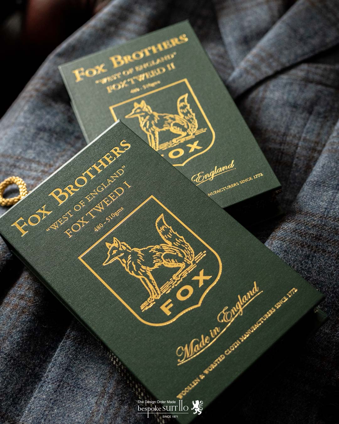 FOXTWEED,フォックスツイード,FOX BROTHERS,フォックスブラザーズ,「英国フランネルの代名詞」、フォックスブラザーズは1772年にイングランドの南西部サマセットでトーマス・フォックスにより創業されました。,当初はクエーカー教徒の家内制手工業として始り、その高いクオリティと量産体制が確立されると堅牢なサージ地を王立陸軍に納入するまでになりました。,そして、1950年頃まで商標として保有していたことでも知られるフランネルは群を抜く高い評価を誇り、サヴィル・ロウを始め世界中の名門テーラーで扱われてきました。,ウィンザー公、ウィンストン・チャーチル、そしてケーリー・グラントなどが愛した肉厚で滑らかなフランネルは今でも紳士達の憧れの生地。着込むほど増す味わいも魅力の一つです。,ソフトでありながらドライ。オーセンティックな質感のツイードは、フォックスブラザーズの本拠地サマセット周辺の豊かな自然のカラーを用い、同社が誇る歴史的なアーカイブからセレクトした色柄へと織り上げられました。,様々なカラーのウール、コットンパンツとのマリアージュを楽しむのも愉しい、「タウン&カントリー」とテーマにしたコレクションです。,ツイード,tweed,madeinengland,英国,服地,suits jacket coat,2020ss,mensfashion,mensstyle,メンズコーディネート,mensfashion,メンズファッション,着こなし,福岡ファション,ブライダル,お洒落さんと繋がりたい,オーダースーツ,ordersuits,ドレスシャツ,オーダースーツ,オーダージャケット,orderJacket,オーダーベスト,oedervest,ビスポーク,bespoke,三ケ森,jhp,instagood,instadiary,instalike,instamood,instalove,instafollow,instapic,instaphoto,オーダージャケット,オーダーシャツ,オーダースーツ,背広,誂え,仕立,紳士,福岡,黒崎,小倉,北九州,八幡西区,ビスポークスーツ１１０,bespokeSUIT110,bespokeSUITIIO,suits,suitstil,Suitsstyle,mensstyl,