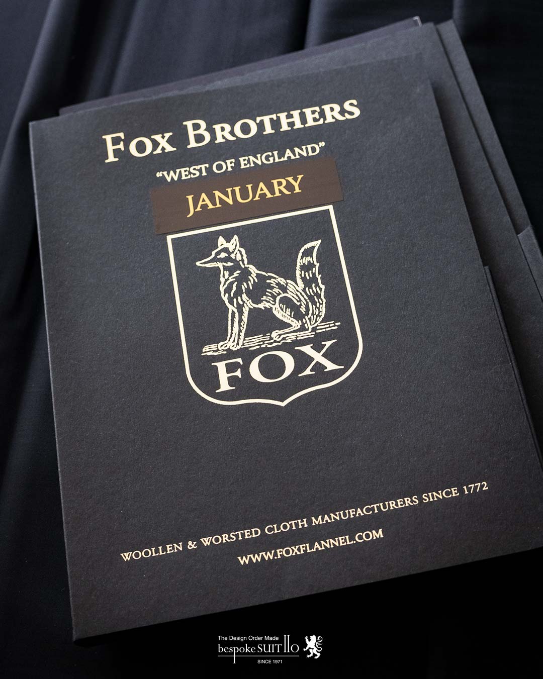 FOXBROTHERSフォックスブラザーズが毎月季節に応じた生地を提案,●JANUARY(ジャニュアリー) 250TH ANNIVERSARY COLLECTION,＜ COLLECTION ＞, -NEGRONI FLANNEL- 100% WOOL 480/510gms,人気の「ネグローニ」シリーズの最新にして最後のファブリック。フィレン ツェの「ハリーズバー」との協業で生まれ、イラストはジェシカ・バードに よるものです。, -CAVALRY TWILLS- 100% WOOL 320/350gms,伝統のFOXキャバリーツイルが、定番に加えビビッドなカラーでも登場。250 周年を記念し、 「フォックス シティ」のボディでトラウザーズ用に織り上げ られました。, -BRITISH GREEN- 100% WOOL 280/310gms,英国で愛され続けてきた、味わい深いディープグリーンの平織りファブリッ クです。 ,