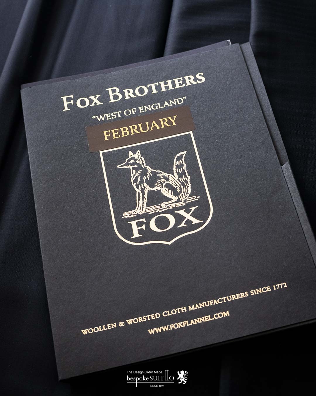 FOXBROTHERSフォックスブラザーズが毎月季節に応じた生地を提案,●FEBRUARY(フェブラリー) 250TH ANNIVERSARY COLLECTION,＜ COLLECTION ＞,-CORDEAUX SEERSUCKER- 100% COTTON 200/220gms,ダグラス・コルドー社長のセレクトです。「私にとって、夏のスーツの為の 最高のチョイス。トスカーナやリヴィエラなどでのバカンスでも活躍するよ」,-VINTAGE HOPSACK- 100% WOOL 430/460gms,FOXの輝かしい歴史の一部。16オンスのブレザー地は、「RAFブルー」、「ネ イビーブルー」、「ロイヤルブルー」そして「ガーズマンレッド」という4色 のミリタリーカラーで展開されています。,-SIXTIES GLEN CHECK- 100% WOOL 290/320gms,「至高の一着」。「ロンドンシュランク」フィニッシュが施され、安定性、柔 らかさ、そして美しいドレープをもたらします。デザインは『華麗なる賭け(原 題: The Thomas Crown Affair/1968年) 』劇中のスティーブ・マックイーンへ のオマージュ。,-KHAKI SUITING- 100% WOOL 290/320gms,「ロンドンシュランク」フィニッシュが施されたメランジュエフェクトのブリ ティッシュカーキは、正統的な3シーズンスーツに最適です。トラウザーズ単 品にも。 ,