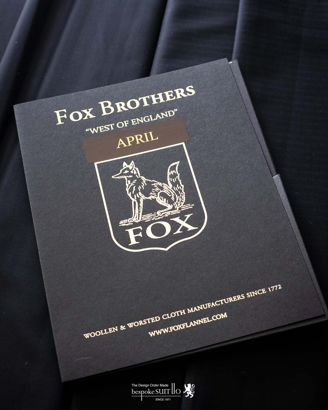 FOXBROTHERSフォックスブラザーズが毎月季節に応じた生地を提案●APRIL(エイプリル) 250TH ANNIVERSARY COLLECTION,,＜ COLLECTION ＞,-THE FOX SPORTING STRIPE- 100% WOOL 230/260gms,FOXが生み出したフランネルには、「トーンデール スポーティングフランネ ル」と呼ばれるものも含まれています。この「シグネチャーストライプ」に は、デニム、チノ、そしてフランネルのどのトラウザーズも好相性です。イラストはFOXの契約アーティストであるジェシカ・バードによるもの。,-HOPSACK COTTON BLAZER- 100% COTTON 310/330gms,そのテクスチャーとハンドフィールが秀逸なファブリックは、スマートカ ジュアル用のブレザーに相応しいもの。インディゴブルーとの相性がよく、 着込むほどに味わいを増していきます。,-SPRITZ GLEN CHECK 100% WOOL 300/330gms,夏のカクテルからのネーミング。ポルトフィーノを囲む丘からインスピレー ションを得たアースブラウンと、デコカラーはアマルフィ海岸近くの華やか なバーへのオマージュです。,-CAPRI STRIPE- 100% WOOL 320/350gms カプリ島をイメージし、3パッチポケットのブレザー用に織り上げました。ホ ワイトジーンズ、ミンクブラウンのスエードシューズ、スカイブルーで開襟 のカルロリーバシャツと合わせるのが、ダグラス・コルドー社長のお薦めコ ーディネイトです。 ,-ANNIVERSARY TOWN AND COUNTRY 100% WOOL 180/210gms,都会的なブルーとカントリーテイストのブラウンは、夏のオンタイム、オフ タイムに最適です。, 