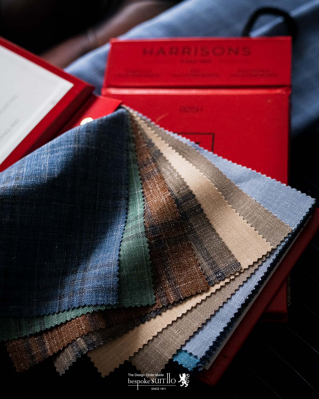 ■HARRISONS（ハリソンズ）・INDIGO(インディゴ)  80%WOOL &20% LINEN 230gms 29色柄(新16色柄)   厳選されたメリノウールと、高品質リネンのマリアージュによって誕生したプレミアムなサマージャケティング“インディゴ"。眩しい陽光の下でも颯爽 とした着こなしを楽しみたいビジネスマンに向けて織り上げられたライトウェイトのボディは、イングランド北部ヨークシャーの軟水で仕上げられ、エ レガントな表情と素晴らしい肌触りを持ちます。  コンチネンタルなテイストでファッション性の高いデザインの数々は、オンタイムだけでなく、ガーデ ンパーティーやスポーツ観戦などのシーンでも引き立ちます。 