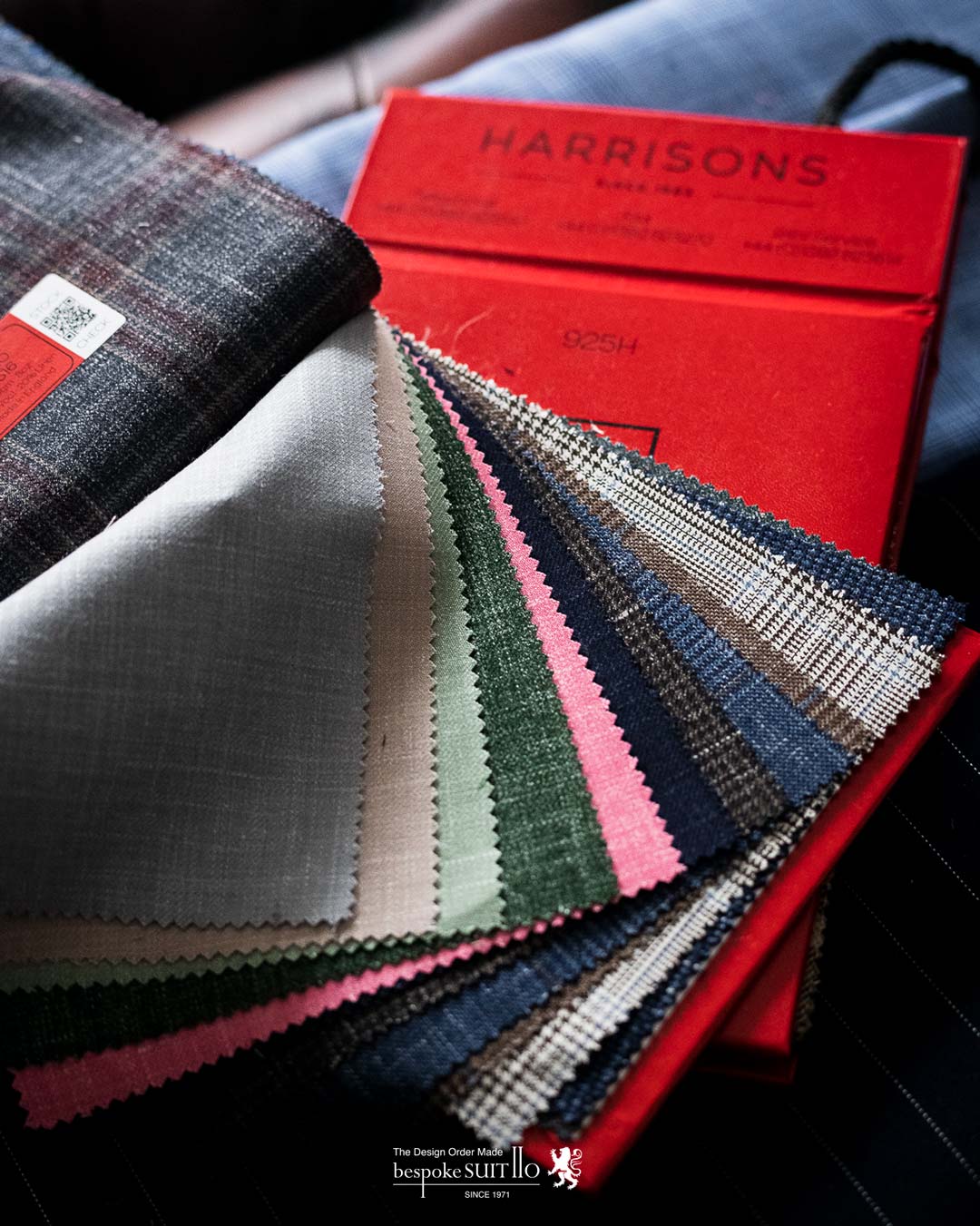 ■HARRISONS（ハリソンズ）・INDIGO(インディゴ)  80%WOOL &20% LINEN 230gms 29色柄(新16色柄)   厳選されたメリノウールと、高品質リネンのマリアージュによって誕生したプレミアムなサマージャケティング“インディゴ"。眩しい陽光の下でも颯爽 とした着こなしを楽しみたいビジネスマンに向けて織り上げられたライトウェイトのボディは、イングランド北部ヨークシャーの軟水で仕上げられ、エ レガントな表情と素晴らしい肌触りを持ちます。  コンチネンタルなテイストでファッション性の高いデザインの数々は、オンタイムだけでなく、ガーデ ンパーティーやスポーツ観戦などのシーンでも引き立ちます。 