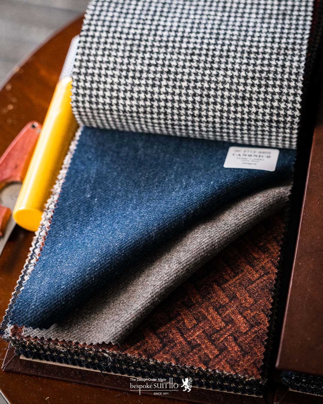 2022 autumn&winter （秋冬）コレクション入荷　VITALE BARBERIS CANONICO（ヴィターレ・バルべリス・カノニコ） そのルーツを1663年まで遡るというイタリアミルの名門、ヴィターレ・バルべリス・カノニコ ビエラ近郊のトリヴェロ地区に近代的且つ広大な工場を擁する同社は、紡績から仕上げまでを全て自社内で行いながら、年間約800万メーターという膨大な量の高級紳士服地を生産しています。これはスーツに換算すると約270万着という数になります。 全工程で湿度を80%に保つことから始まる徹底したクオリティコントロール、また仕上げに利用する大量の水を自社内でほぼ100%浄水し再利用するなど、ずば抜けた先進性と高品質へのこだわりによって生み出される服地の数々は、世界中の高級アパレル、テーラーから絶対の信頼を集めてきました。クオリティとコストパフォーマンスの高さでは群を抜く、イタリアを代表するメーカーの一つです。福岡県北九州市のオーダースーツ専門店 bespokeSUIT110