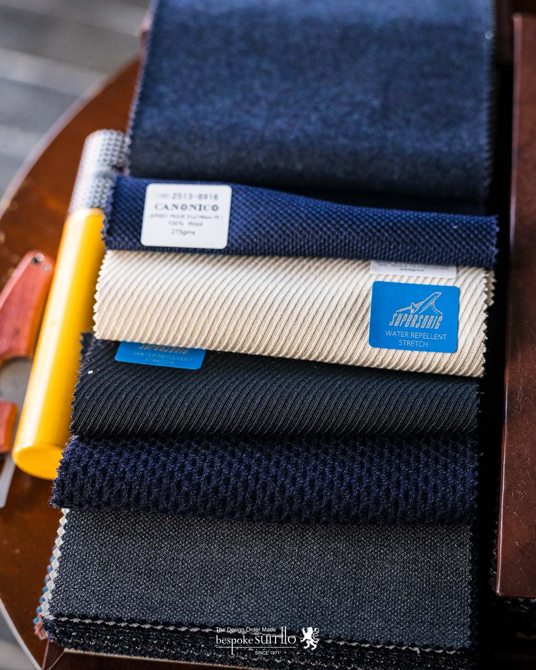 2022 autumn&winter （秋冬）コレクション入荷　VITALE BARBERIS CANONICO（ヴィターレ・バルべリス・カノニコ） そのルーツを1663年まで遡るというイタリアミルの名門、ヴィターレ・バルべリス・カノニコ ビエラ近郊のトリヴェロ地区に近代的且つ広大な工場を擁する同社は、紡績から仕上げまでを全て自社内で行いながら、年間約800万メーターという膨大な量の高級紳士服地を生産しています。これはスーツに換算すると約270万着という数になります。 全工程で湿度を80%に保つことから始まる徹底したクオリティコントロール、また仕上げに利用する大量の水を自社内でほぼ100%浄水し再利用するなど、ずば抜けた先進性と高品質へのこだわりによって生み出される服地の数々は、世界中の高級アパレル、テーラーから絶対の信頼を集めてきました。クオリティとコストパフォーマンスの高さでは群を抜く、イタリアを代表するメーカーの一つです。福岡県北九州市のオーダースーツ専門店 bespokeSUIT110