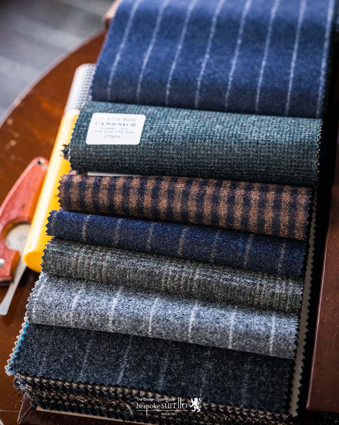 2022 autumn&winter （秋冬）コレクション入荷　VITALE BARBERIS CANONICO（ヴィターレ・バルべリス・カノニコ） そのルーツを1663年まで遡るというイタリアミルの名門、ヴィターレ・バルべリス・カノニコ ビエラ近郊のトリヴェロ地区に近代的且つ広大な工場を擁する同社は、紡績から仕上げまでを全て自社内で行いながら、年間約800万メーターという膨大な量の高級紳士服地を生産しています。これはスーツに換算すると約270万着という数になります。 全工程で湿度を80%に保つことから始まる徹底したクオリティコントロール、また仕上げに利用する大量の水を自社内でほぼ100%浄水し再利用するなど、ずば抜けた先進性と高品質へのこだわりによって生み出される服地の数々は、世界中の高級アパレル、テーラーから絶対の信頼を集めてきました。クオリティとコストパフォーマンスの高さでは群を抜く、イタリアを代表するメーカーの一つです。福岡県北九州市のオーダースーツ専門店 bespokeSUIT110