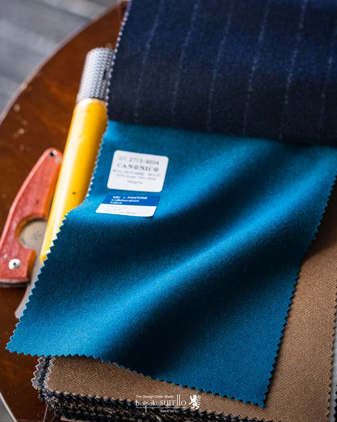 2022 autumn&winter （秋冬）コレクション入荷　VITALE BARBERIS CANONICO（ヴィターレ・バルべリス・カノニコ） そのルーツを1663年まで遡るというイタリアミルの名門、ヴィターレ・バルべリス・カノニコ ビエラ近郊のトリヴェロ地区に近代的且つ広大な工場を擁する同社は、紡績から仕上げまでを全て自社内で行いながら、年間約800万メーターという膨大な量の高級紳士服地を生産しています。これはスーツに換算すると約270万着という数になります。 全工程で湿度を80%に保つことから始まる徹底したクオリティコントロール、また仕上げに利用する大量の水を自社内でほぼ100%浄水し再利用するなど、ずば抜けた先進性と高品質へのこだわりによって生み出される服地の数々は、世界中の高級アパレル、テーラーから絶対の信頼を集めてきました。クオリティとコストパフォーマンスの高さでは群を抜く、イタリアを代表するメーカーの一つです。福岡県北九州市のオーダースーツ専門店 bespokeSUIT110