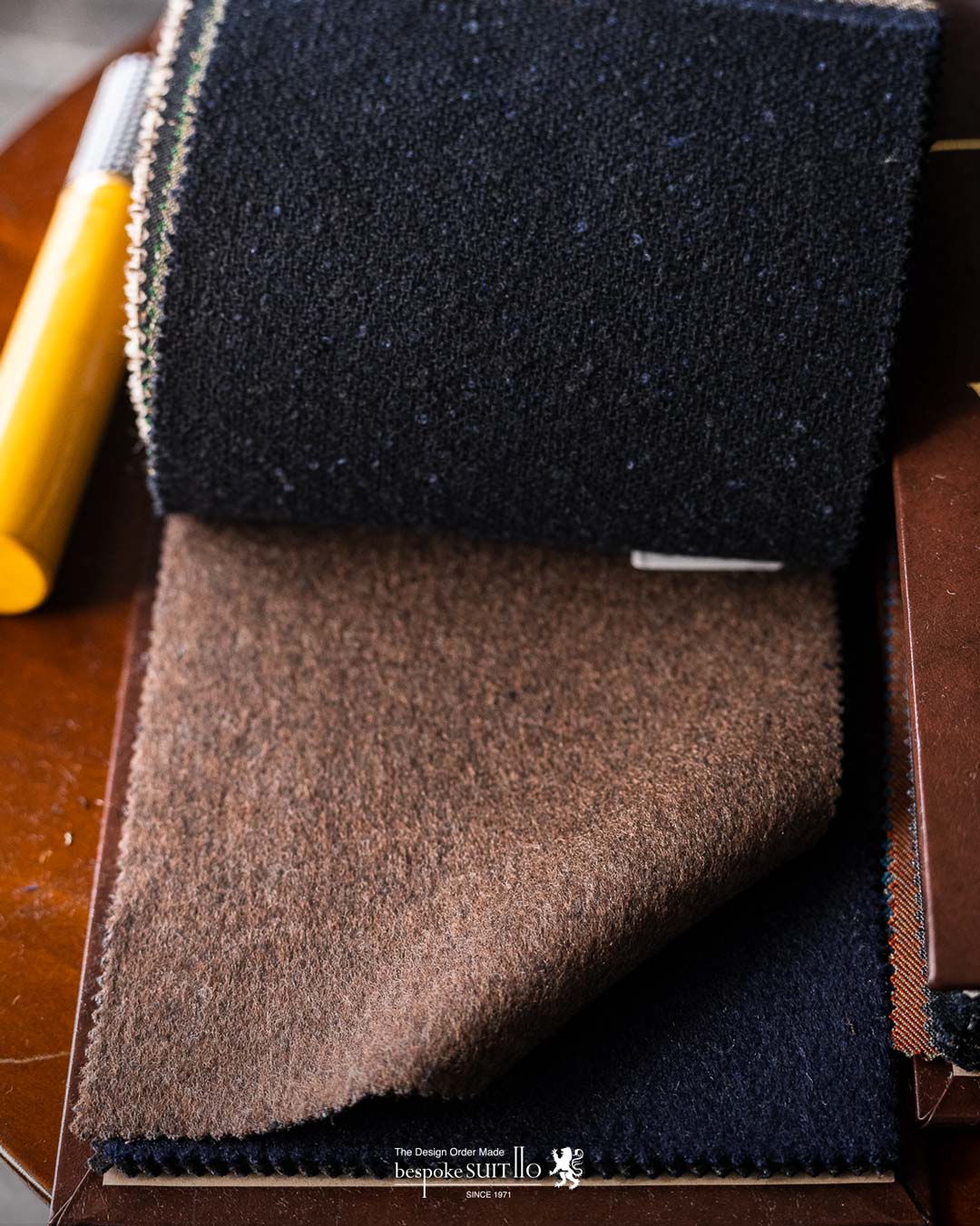 2022 autumn&winter （秋冬）コレクション入荷　VITALE BARBERIS CANONICO（ヴィターレ・バルべリス・カノニコ） そのルーツを1663年まで遡るというイタリアミルの名門、ヴィターレ・バルべリス・カノニコ ビエラ近郊のトリヴェロ地区に近代的且つ広大な工場を擁する同社は、紡績から仕上げまでを全て自社内で行いながら、年間約800万メーターという膨大な量の高級紳士服地を生産しています。これはスーツに換算すると約270万着という数になります。 全工程で湿度を80%に保つことから始まる徹底したクオリティコントロール、また仕上げに利用する大量の水を自社内でほぼ100%浄水し再利用するなど、ずば抜けた先進性と高品質へのこだわりによって生み出される服地の数々は、世界中の高級アパレル、テーラーから絶対の信頼を集めてきました。クオリティとコストパフォーマンスの高さでは群を抜く、イタリアを代表するメーカーの一つです。福岡県北九州市のオーダースーツ専門店 bespokeSUIT110