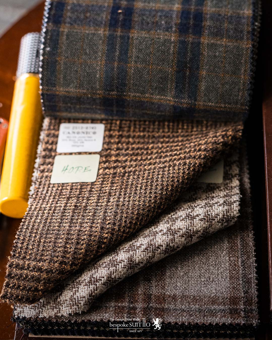 2022 autumn&winter （秋冬）コレクション入荷　VITALE BARBERIS CANONICO（ヴィターレ・バルべリス・カノニコ） そのルーツを1663年まで遡るというイタリアミルの名門、ヴィターレ・バルべリス・カノニコ ビエラ近郊のトリヴェロ地区に近代的且つ広大な工場を擁する同社は、紡績から仕上げまでを全て自社内で行いながら、年間約800万メーターという膨大な量の高級紳士服地を生産しています。これはスーツに換算すると約270万着という数になります。 全工程で湿度を80%に保つことから始まる徹底したクオリティコントロール、また仕上げに利用する大量の水を自社内でほぼ100%浄水し再利用するなど、ずば抜けた先進性と高品質へのこだわりによって生み出される服地の数々は、世界中の高級アパレル、テーラーから絶対の信頼を集めてきました。クオリティとコストパフォーマンスの高さでは群を抜く、イタリアを代表するメーカーの一つです。福岡県北九州市のオーダースーツ専門店 bespokeSUIT110