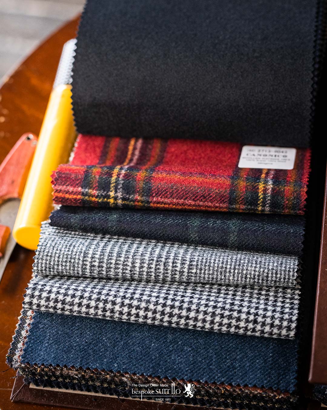 2022 autumn&winter （秋冬）コレクション入荷　VITALE BARBERIS CANONICO（ヴィターレ・バルべリス・カノニコ） そのルーツを1663年まで遡るというイタリアミルの名門、ヴィターレ・バルべリス・カノニコ ビエラ近郊のトリヴェロ地区に近代的且つ広大な工場を擁する同社は、紡績から仕上げまでを全て自社内で行いながら、年間約800万メーターという膨大な量の高級紳士服地を生産しています。これはスーツに換算すると約270万着という数になります。 全工程で湿度を80%に保つことから始まる徹底したクオリティコントロール、また仕上げに利用する大量の水を自社内でほぼ100%浄水し再利用するなど、ずば抜けた先進性と高品質へのこだわりによって生み出される服地の数々は、世界中の高級アパレル、テーラーから絶対の信頼を集めてきました。クオリティとコストパフォーマンスの高さでは群を抜く、イタリアを代表するメーカーの一つです。福岡県北九州市のオーダースーツ専門店 bespokeSUIT110