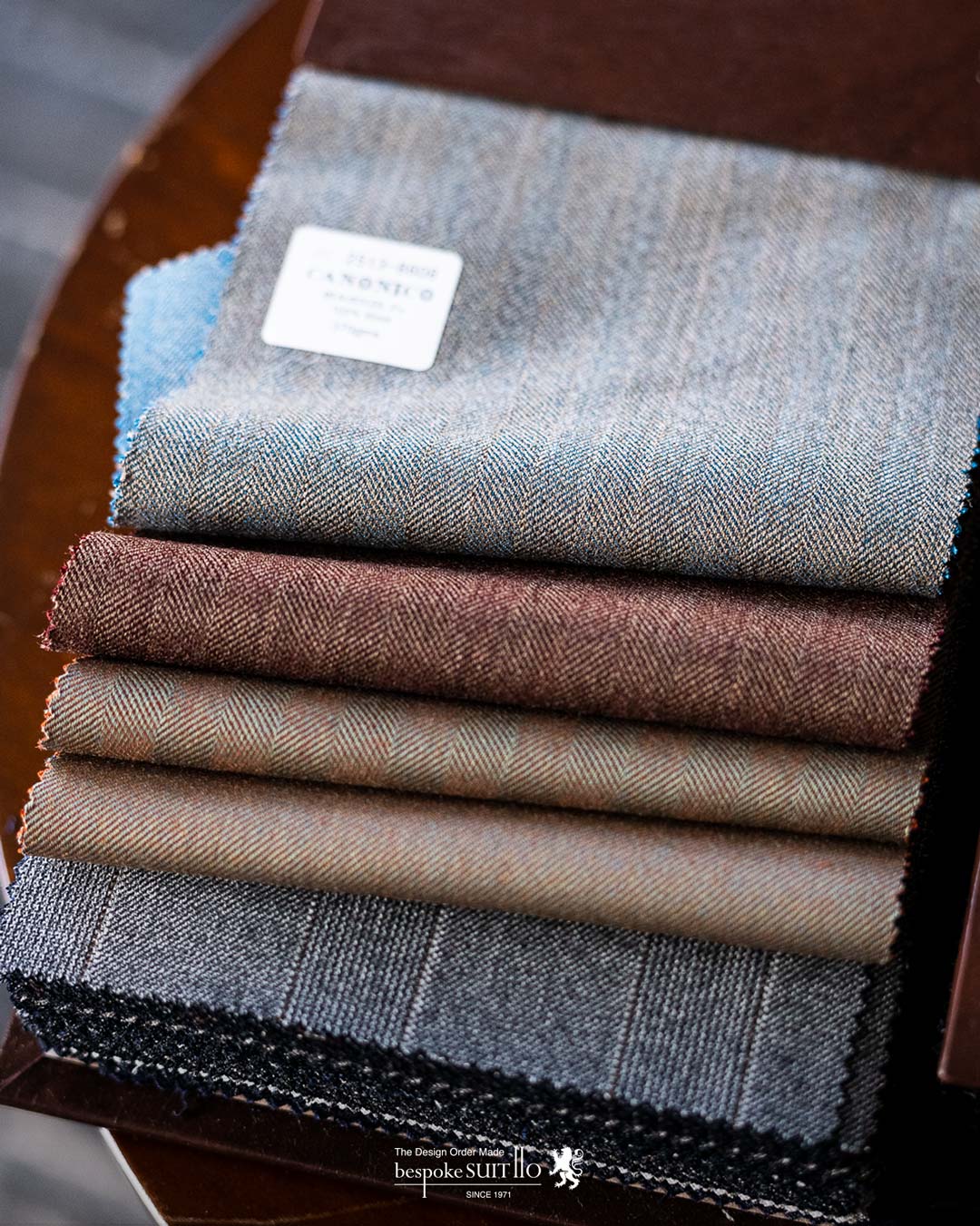 2022 autumn&winter （秋冬）コレクション入荷　VITALE BARBERIS CANONICO（ヴィターレ・バルべリス・カノニコ） そのルーツを1663年まで遡るというイタリアミルの名門、ヴィターレ・バルべリス・カノニコ ビエラ近郊のトリヴェロ地区に近代的且つ広大な工場を擁する同社は、紡績から仕上げまでを全て自社内で行いながら、年間約800万メーターという膨大な量の高級紳士服地を生産しています。これはスーツに換算すると約270万着という数になります。 全工程で湿度を80%に保つことから始まる徹底したクオリティコントロール、また仕上げに利用する大量の水を自社内でほぼ100%浄水し再利用するなど、ずば抜けた先進性と高品質へのこだわりによって生み出される服地の数々は、世界中の高級アパレル、テーラーから絶対の信頼を集めてきました。クオリティとコストパフォーマンスの高さでは群を抜く、イタリアを代表するメーカーの一つです。福岡県北九州市のオーダースーツ専門店 bespokeSUIT110