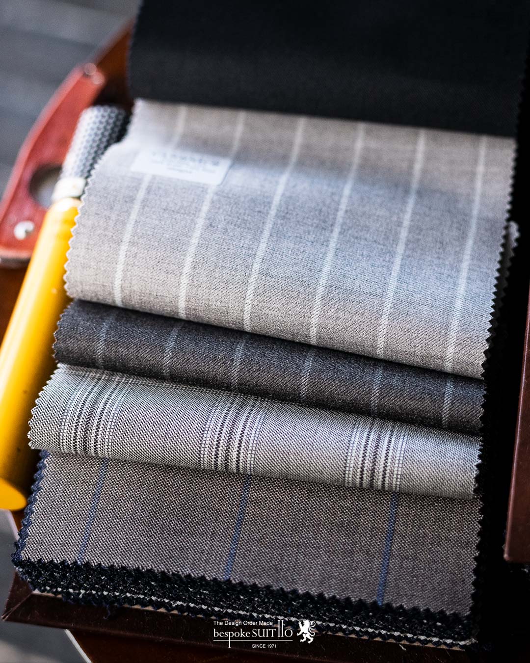 2022 autumn&winter （秋冬）コレクション入荷　VITALE BARBERIS CANONICO（ヴィターレ・バルべリス・カノニコ） そのルーツを1663年まで遡るというイタリアミルの名門、ヴィターレ・バルべリス・カノニコ ビエラ近郊のトリヴェロ地区に近代的且つ広大な工場を擁する同社は、紡績から仕上げまでを全て自社内で行いながら、年間約800万メーターという膨大な量の高級紳士服地を生産しています。これはスーツに換算すると約270万着という数になります。 全工程で湿度を80%に保つことから始まる徹底したクオリティコントロール、また仕上げに利用する大量の水を自社内でほぼ100%浄水し再利用するなど、ずば抜けた先進性と高品質へのこだわりによって生み出される服地の数々は、世界中の高級アパレル、テーラーから絶対の信頼を集めてきました。クオリティとコストパフォーマンスの高さでは群を抜く、イタリアを代表するメーカーの一つです。福岡県北九州市のオーダースーツ専門店 bespokeSUIT110