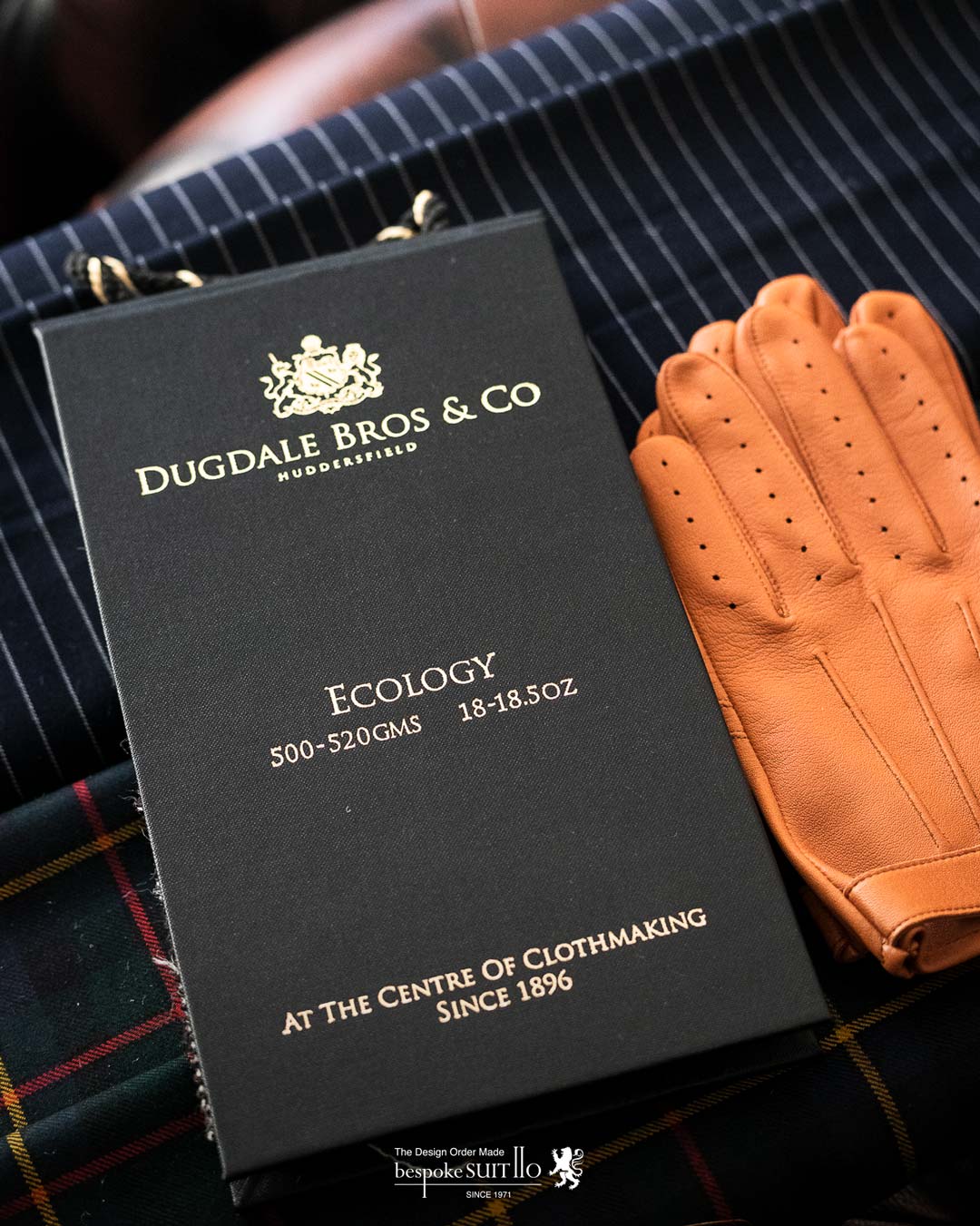 DUGDALE BROS（ダグデール ブラザーズ）ECOLOGY（エコロジー） 1896年、英国毛織産業の中心地でもあるハダースフィールドにて創業。現在も本拠地とするハダースフィールドは英国服地の一大産地。多種多様、高品質な服地を取り扱うマーチャントとしてその名を轟かす。スーパーファインのウーステッドから、コーデュロイ、キャバリー・ツィル、オーバーコートの服地まで幅広いラインナップを展開している。 アンダイド（未染色）ウールを使用したエコロジーコレクション。本来染色で嫌厭されがちなブラックシープ（黒毛の羊）も積極的に取り入れてた未染色ならではの優しい色合いの柄が魅力的です。福岡のオーダースーツ専門店のbespokeSUIT110,suit110