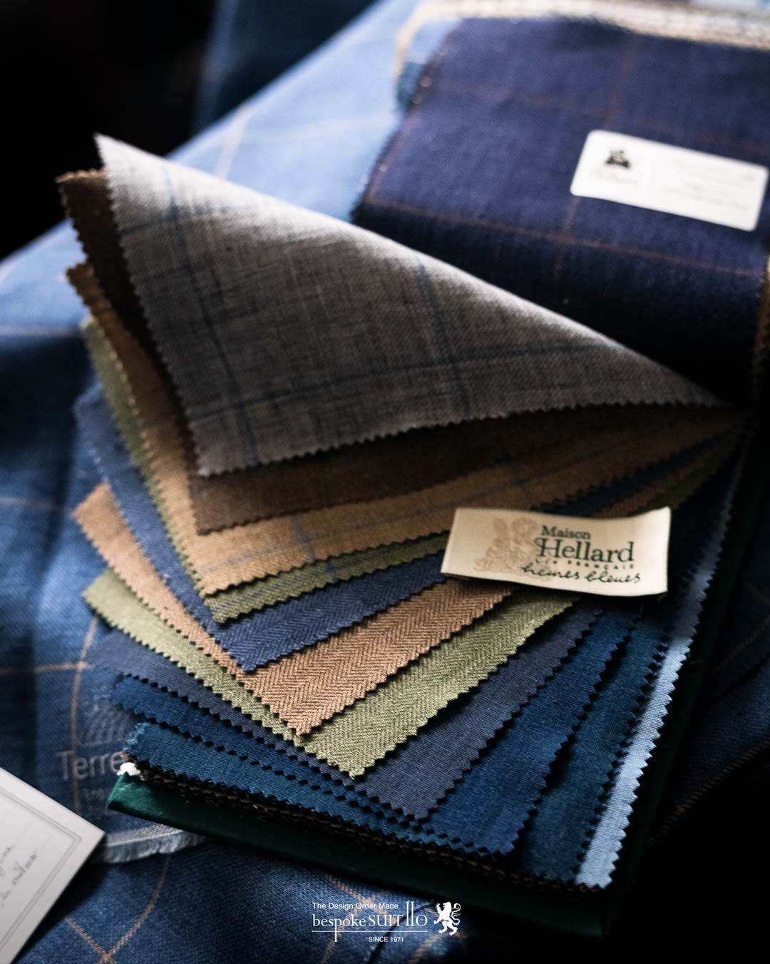 MAISON HELLARD,"French Linen, Woven in Italy",「仏ノルマンディー産の高品質リネン」と「伊エキスパートによる製織」のマリアージュによるユニークなリネンコレクションが、世界中の高級ビスポークテーラーから注目を浴びている新進気鋭のフレンチブランド "メゾン エラー"。,快適な着心地を約束してくれるソフトなタッチと、美しくタイムレスな色柄の数々は、全てのジェントルマンのワードローブに相応しいものです。,ordersuits,ドレスシャツオーダージャケット,orderJacket,オーダーベスト,oedervest,ビスポーク,,オーダーシャツ,オーダースーツ,背広,誂え,仕立,紳士,福岡,黒崎,小倉,北九州,八幡西区,ビスポークスーツ１１０,bespokeSUIT110,bespokeSUITIIO,