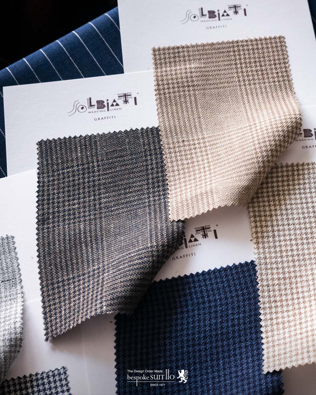 SOLBIATI（ソルビアッティ）は、イタリアの高級ファブリックブランドであり、主にリネンと麻の素材を使用した高品質な生地を生産しています。Solbiatiは、絹糸や羊毛、カシミアなど、他の素材も扱っていますが、その名声は特にリネンにあります。Solbiatiは、1929年にイタリアのBusto Arsizioで設立され、現在では世界中で有名な高級ファブリックメーカーの1つです。同社は、持続可能なファッション産業を目指し、自社で生産されたリネンや麻の生地に特化した製品を提供しています。Solbiatiの製品は、高級衣料品ブランドや高級家具メーカー、インテリアデザイナーなどに使用されており、その品質と美しさは高く評価されています。