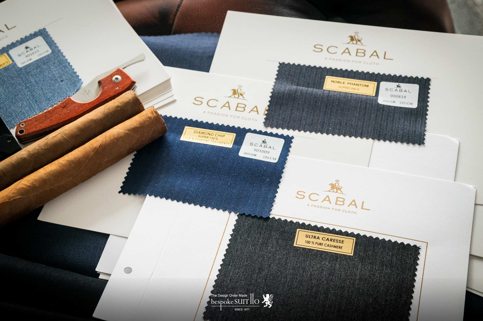 SCABAL（スキャバル）より期間限定で最高峰のコレクション３種が勢ぞろいしました。,生地になんと“ダイヤモンド”を散りばめたその名もDIAMOND CHIP（ダイヤモンド チップ）・スーパー200'sのライトウエイトNOBLE PHANTOM（ノーブル ファントム）・ウーステッドカシミア100%スーツ生地ULTRA CARESSE（ウルトラ カレス）の全20色以上をご用意しております。,このコレクションが取り扱いできるお店は数少ないと思います。是非この機会にご体感くださいませ。,DIAMOND CHIP（ダイヤモンド チップ）,SUPER150's SILK & DAIMOND FRAGMENTS,260gms,NOBLE PHANTOM（ノーブル ファントム）,SUPER200's,200gms,ULTRA CARESSE（ウルトラ カレス）,CASHMERE100%,230gms,厳選された最高級のウーステッドカシミア（スパンカシミア）100％使用した究極のカシミアスーツを是非ご体感ください。,福岡県北九州のオーダースーツ専門店,bespokeSUIT110