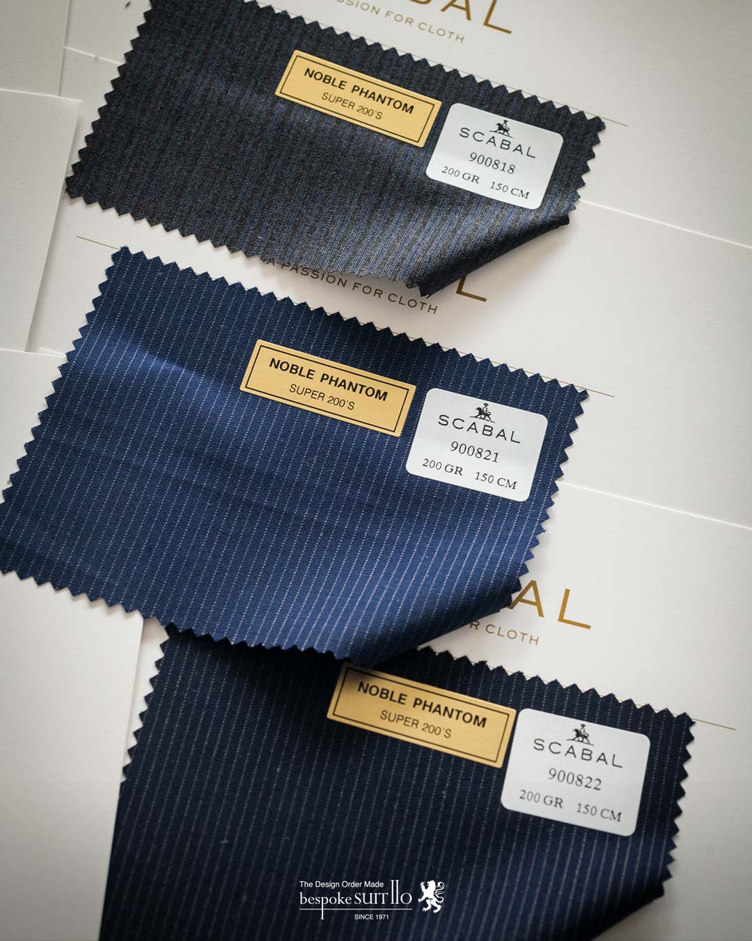 SCABAL（スキャバル）より期間限定で最高峰のコレクション３種が勢ぞろいしました。,生地になんと“ダイヤモンド”を散りばめたその名もDIAMOND CHIP（ダイヤモンド チップ）・スーパー200'sのライトウエイトNOBLE PHANTOM（ノーブル ファントム）・ウーステッドカシミア100%スーツ生地ULTRA CARESSE（ウルトラ カレス）の全20色以上をご用意しております。,このコレクションが取り扱いできるお店は数少ないと思います。是非この機会にご体感くださいませ。,DIAMOND CHIP（ダイヤモンド チップ）,SUPER150's SILK & DAIMOND FRAGMENTS,260gms,NOBLE PHANTOM（ノーブル ファントム）,SUPER200's,200gms,ULTRA CARESSE（ウルトラ カレス）,CASHMERE100%,230gms,厳選された最高級のウーステッドカシミア（スパンカシミア）100％使用した究極のカシミアスーツを是非ご体感ください。,福岡県北九州のオーダースーツ専門店,bespokeSUIT110