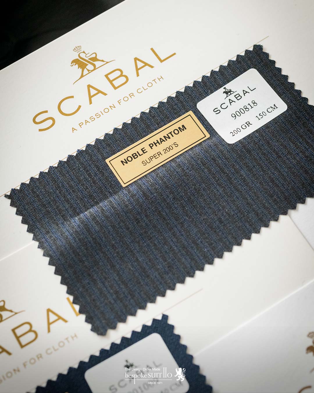 SCABAL（スキャバル）より期間限定で最高峰のコレクション３種が勢ぞろいしました。,生地になんと“ダイヤモンド”を散りばめたその名もDIAMOND CHIP（ダイヤモンド チップ）・スーパー200'sのライトウエイトNOBLE PHANTOM（ノーブル ファントム）・ウーステッドカシミア100%スーツ生地ULTRA CARESSE（ウルトラ カレス）の全20色以上をご用意しております。,このコレクションが取り扱いできるお店は数少ないと思います。是非この機会にご体感くださいませ。,DIAMOND CHIP（ダイヤモンド チップ）,SUPER150's SILK & DAIMOND FRAGMENTS,260gms,NOBLE PHANTOM（ノーブル ファントム）,SUPER200's,200gms,ULTRA CARESSE（ウルトラ カレス）,CASHMERE100%,230gms,厳選された最高級のウーステッドカシミア（スパンカシミア）100％使用した究極のカシミアスーツを是非ご体感ください。,福岡県北九州のオーダースーツ専門店,bespokeSUIT110