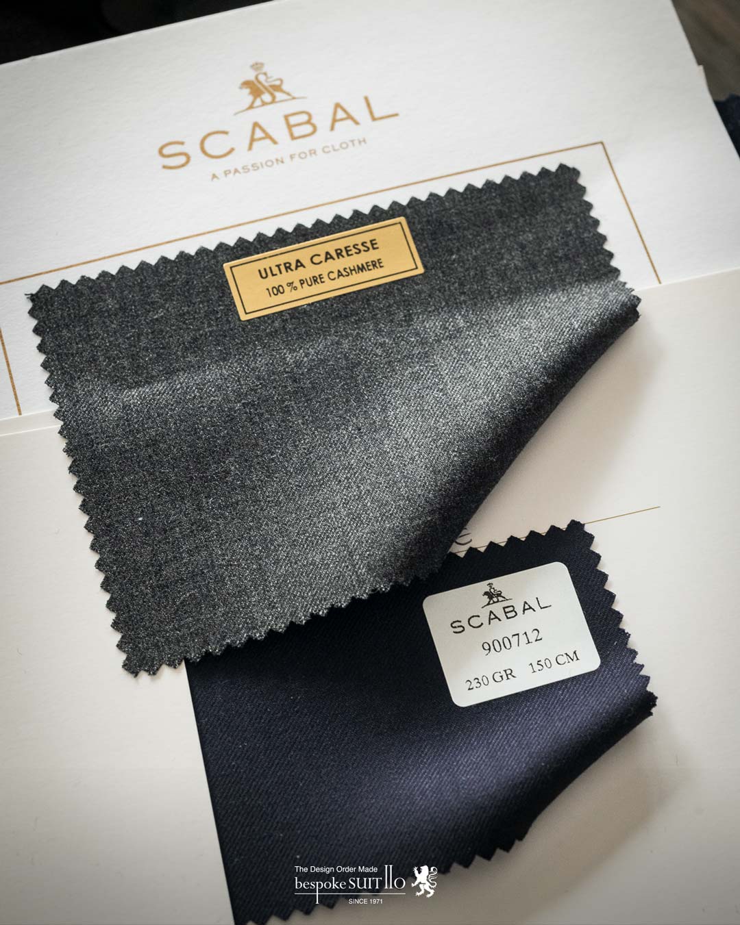 SCABAL（スキャバル）より期間限定で最高峰のコレクション３種が勢ぞろいしました。,生地になんと“ダイヤモンド”を散りばめたその名もDIAMOND CHIP（ダイヤモンド チップ）・スーパー200'sのライトウエイトNOBLE PHANTOM（ノーブル ファントム）・ウーステッドカシミア100%スーツ生地ULTRA CARESSE（ウルトラ カレス）の全20色以上をご用意しております。,このコレクションが取り扱いできるお店は数少ないと思います。是非この機会にご体感くださいませ。,DIAMOND CHIP（ダイヤモンド チップ）,SUPER150's SILK & DAIMOND FRAGMENTS,260gms,NOBLE PHANTOM（ノーブル ファントム）,SUPER200's,200gms,ULTRA CARESSE（ウルトラ カレス）,CASHMERE100%,230gms,厳選された最高級のウーステッドカシミア（スパンカシミア）100％使用した究極のカシミアスーツを是非ご体感ください。,福岡県北九州のオーダースーツ専門店,bespokeSUIT110