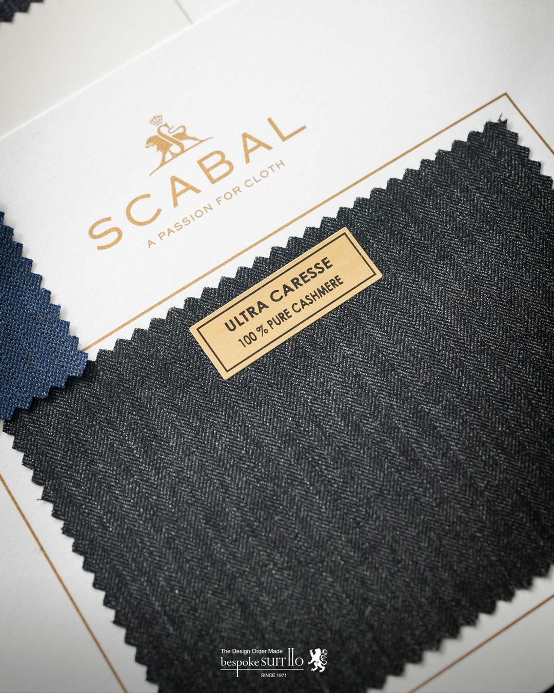 SCABAL（スキャバル）より期間限定で最高峰のコレクション３種が勢ぞろいしました。,生地になんと“ダイヤモンド”を散りばめたその名もDIAMOND CHIP（ダイヤモンド チップ）・スーパー200'sのライトウエイトNOBLE PHANTOM（ノーブル ファントム）・ウーステッドカシミア100%スーツ生地ULTRA CARESSE（ウルトラ カレス）の全20色以上をご用意しております。,このコレクションが取り扱いできるお店は数少ないと思います。是非この機会にご体感くださいませ。,DIAMOND CHIP（ダイヤモンド チップ）,SUPER150's SILK & DAIMOND FRAGMENTS,260gms,NOBLE PHANTOM（ノーブル ファントム）,SUPER200's,200gms,ULTRA CARESSE（ウルトラ カレス）,CASHMERE100%,230gms,厳選された最高級のウーステッドカシミア（スパンカシミア）100％使用した究極のカシミアスーツを是非ご体感ください。,福岡県北九州のオーダースーツ専門店,bespokeSUIT110