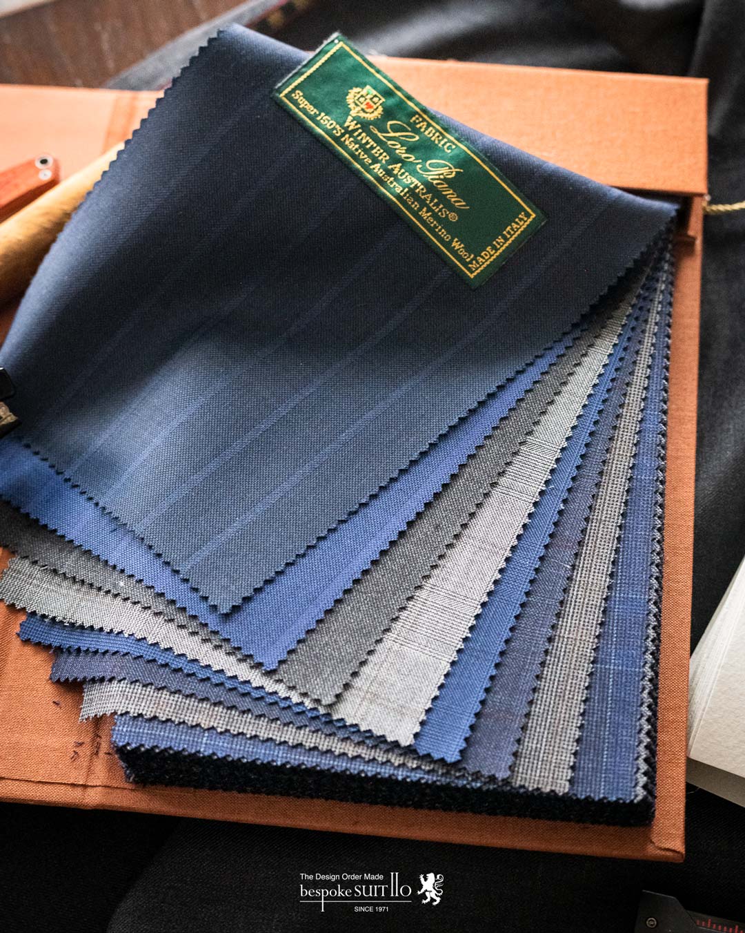  ロロピアーナは、1924年にピエトロ・ロロ・ピアーナがイタリアのクアローナで創業した最高級カシミヤと最高級ウールを取り扱う服地のトップメーカーです 。糸の原料となる繊維の生産から糸を作るための紡績、そして織り上がった布地をスーツやコートなどに仕立てる製品開発まで、一貫して自社で行っています 。 2013年には、LVMH（モエ・ヘネシー・ルイ・ヴィトン）グループが、発行済み株式の80％を取得し、買収しました。株式の残り20％は「ロロ・ピアーナ」創業一族が保持しています 2023aw秋冬新柄コレクション入荷 ,ordersuits,ドレスシャツオーダージャケット,orderJacket,オーダーベスト,oedervest,ビスポーク,,オーダーシャツ,オーダースーツ,背広,誂え,仕立,紳士,福岡,黒崎,小倉,北九州,八幡西区,ビスポークスーツ１１０,bespokeSUIT110,bespokeSUITIIO,
