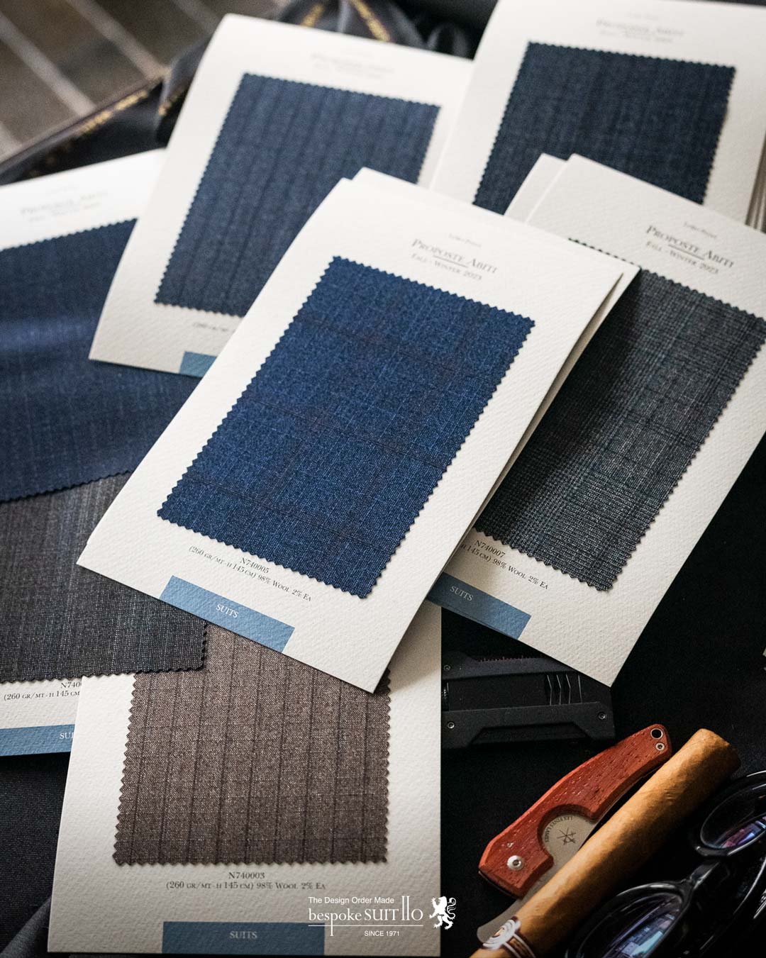  ロロピアーナは、1924年にピエトロ・ロロ・ピアーナがイタリアのクアローナで創業した最高級カシミヤと最高級ウールを取り扱う服地のトップメーカーです 。糸の原料となる繊維の生産から糸を作るための紡績、そして織り上がった布地をスーツやコートなどに仕立てる製品開発まで、一貫して自社で行っています 。 2013年には、LVMH（モエ・ヘネシー・ルイ・ヴィトン）グループが、発行済み株式の80％を取得し、買収しました。株式の残り20％は「ロロ・ピアーナ」創業一族が保持しています 2023aw秋冬新柄コレクション入荷 ,ordersuits,ドレスシャツオーダージャケット,orderJacket,オーダーベスト,oedervest,ビスポーク,,オーダーシャツ,オーダースーツ,背広,誂え,仕立,紳士,福岡,黒崎,小倉,北九州,八幡西区,ビスポークスーツ１１０,bespokeSUIT110,bespokeSUITIIO,