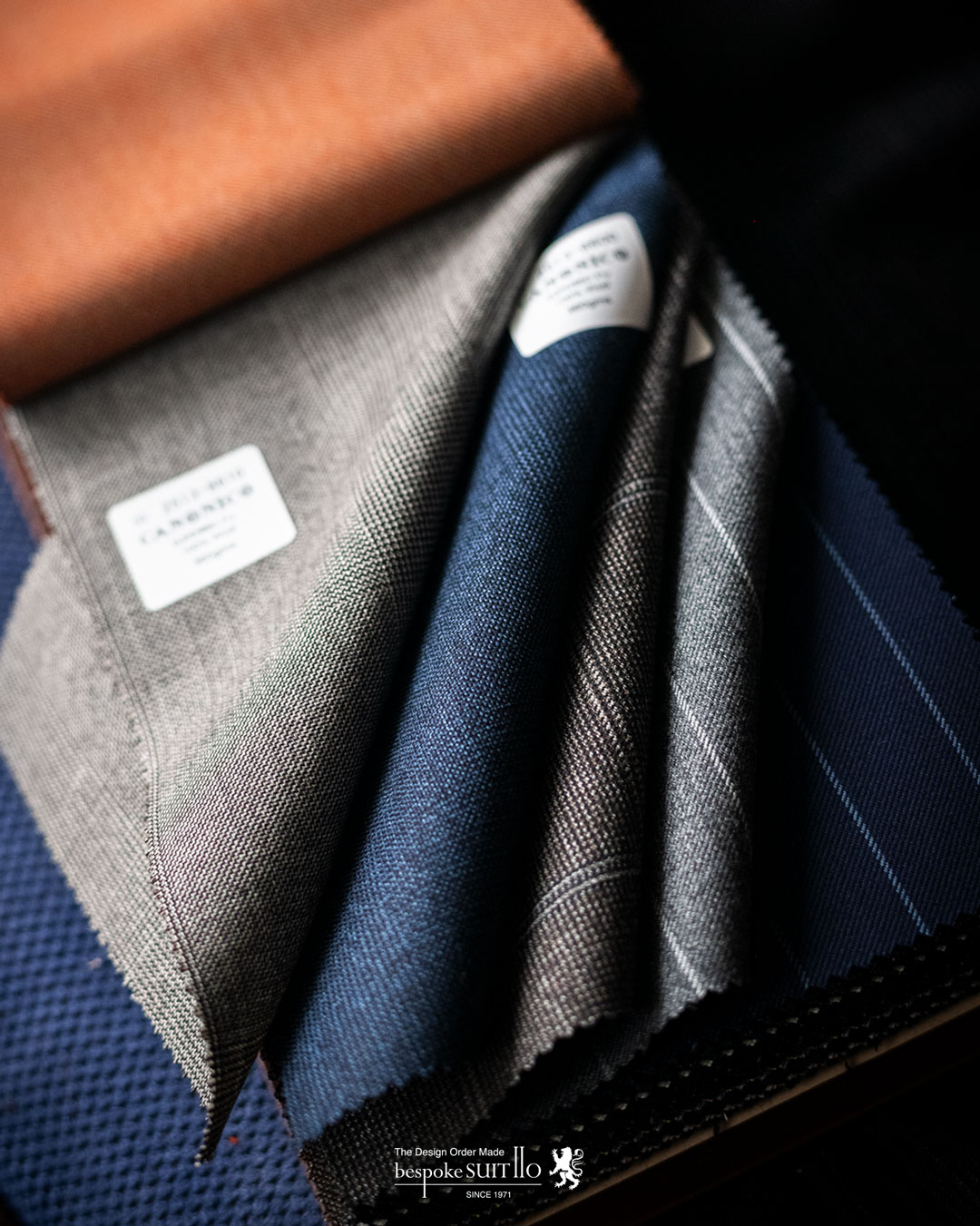 VITALE BARBERIS CANONICO（ヴィターレ・バルべリス・カノニコ）は、イタリアの老舗の生地メーカーです。1635年に創業し、現在も同じ家系で経営されています¹²。世界中の高級スーツやコートのブランドに生地を提供しており、品質と伝統を重んじるメーカーとして知られています³。VITALE BARBERIS CANONICOの生地は、上質なウールやカシミアなどの素材を使用し、独自の染色や織り方で美しい色合いや風合いを表現しています¹²。VITALE BARBERIS CANONICOの生地を使ったスーツやコートは、エレガントで洗練された印象を与えます。,2023aw秋冬新柄コレクション入荷 ,ordersuits,ドレスシャツオーダージャケット,orderJacket,オーダーベスト,oedervest,ビスポーク,,オーダーシャツ,オーダースーツ,背広,誂え,仕立,紳士,福岡,黒崎,小倉,北九州,八幡西区,ビスポークスーツ１１０,bespokeSUIT110,bespokeSUITIIO, 