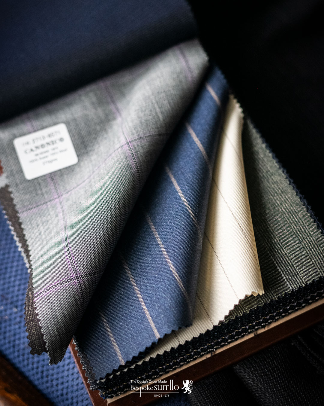 VITALE BARBERIS CANONICO（ヴィターレ・バルべリス・カノニコ）は、イタリアの老舗の生地メーカーです。1635年に創業し、現在も同じ家系で経営されています¹²。世界中の高級スーツやコートのブランドに生地を提供しており、品質と伝統を重んじるメーカーとして知られています³。VITALE BARBERIS CANONICOの生地は、上質なウールやカシミアなどの素材を使用し、独自の染色や織り方で美しい色合いや風合いを表現しています¹²。VITALE BARBERIS CANONICOの生地を使ったスーツやコートは、エレガントで洗練された印象を与えます。,2023aw秋冬新柄コレクション入荷 ,ordersuits,ドレスシャツオーダージャケット,orderJacket,オーダーベスト,oedervest,ビスポーク,,オーダーシャツ,オーダースーツ,背広,誂え,仕立,紳士,福岡,黒崎,小倉,北九州,八幡西区,ビスポークスーツ１１０,bespokeSUIT110,bespokeSUITIIO, 