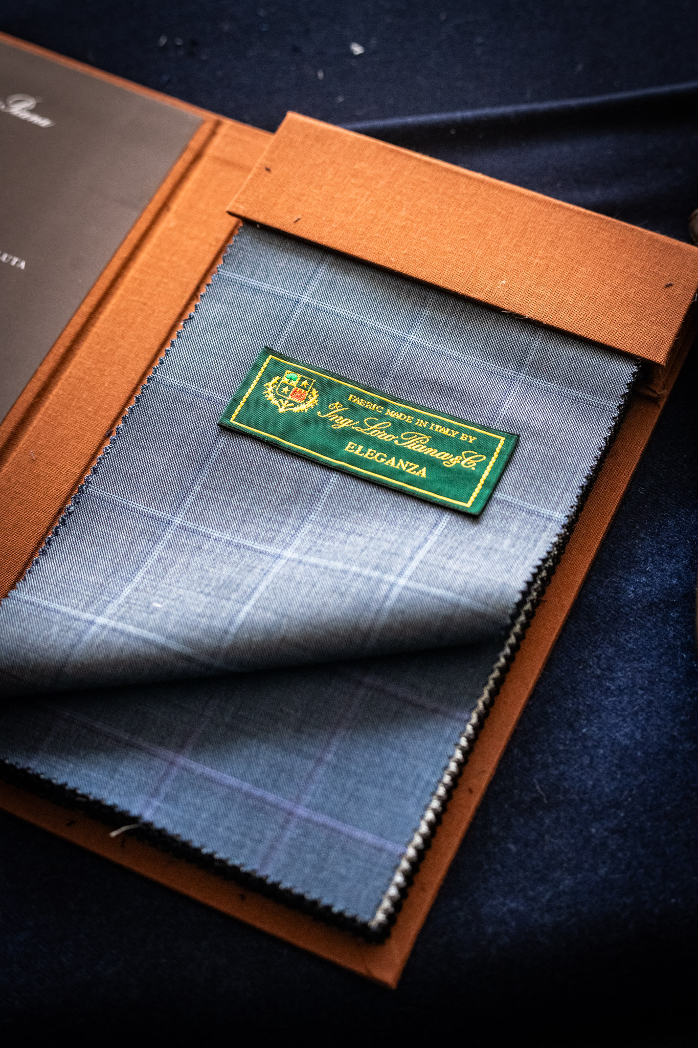 ロロピアーナ（Loro Piana）は、イタリアの高級ファッションブランドで、特に高品質な素材と繊細な製品で知られています。以下は、ロロピアーナが使用する代表的な生地や素材についての一般的な情報です。,カシミア（Cashmere）: ロロピアーナは、極上のカシミア素材を使用した製品で有名です。カシミアは山岳地帯の山羊から取られる繊維で、非常に柔らかく、軽い上に保温性に優れています。,ヴィカナ（Vicuña）: ヴィカナは、ロロピアーナが愛用する希少で貴重な素材の一つです。南アメリカのアンデス地域に生息するヴィカナと呼ばれる動物の毛から作られ、非常に柔らかく、軽い上に優れた保温性を持っています。,ウール（Wool）: ロロピアーナは、最高級のメリノウールを使用した製品も提供しています。メリノウールは柔らかく、通気性があり、保温性が高いため、寒冷な気候にも適しています。,リネン（Linen）: 夏季向けの製品には、通気性に優れたリネン素材が使用されています。リネンは涼しげで快適な着心地を提供します。,シルク（Silk）: シルクはロロピアーナが取り入れる他の素材の一つで、柔らかく滑らかな質感をもたらし、優雅なルックスを演出します。,これらの素材は、ロロピアーナが丹念に選び抜き、最高の品質を保つために使用しているものです。その結果、彼らの製品は非常に高級で耐久性があり、上質な素材へのこだわりが反映されています。ラグジュアリークロス・イタリアフェアを開催中です。,トレンドカラーからクラシックまで、洗練されたロロピアーナ（Loro Piana）のコレクションをお楽しみください。,さらに、限定のボーナスやプレゼントがご利用いただけるかもしれません。,また、フェア期間中は現品限りのお得な生地もご用意しております。,是非、お見逃しなく！ 