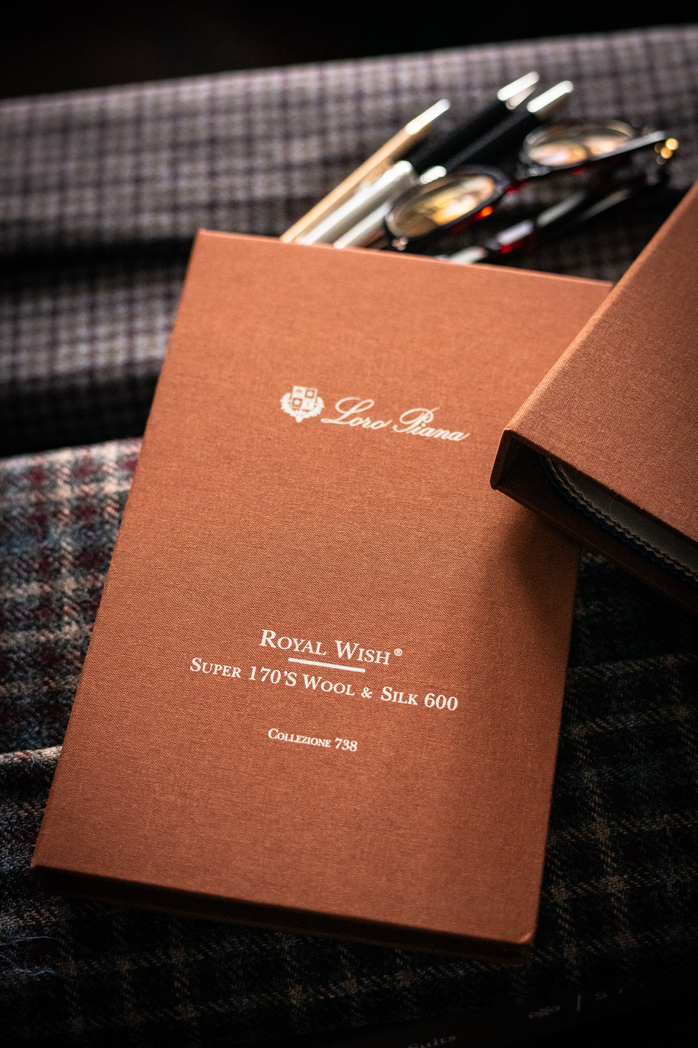 LORO PIANA（ロロ・ピアーナ）/ ROYAL WISH（ロイヤルウィッシュ）,最高のスーパー170'Sメリノウールと世界で最も繊細で洗練されたシルクが出会います。こうして、クラシック主義と非の打ちどころのないエレガンスを愛するすべての人に捧げられる生地、ロロ ピアーナの品質とスタイルを表現したロイヤル ウィッシュ®が誕生しました。慎重に研究され、巧みに開発されたユニークな製品は、軽装の提案に欠かせないものになるように設計されています。最高級のスーパー 170`sメリノウールと世界で最も繊細で洗練されたシルクが出会い、クラシックな外観と完璧なエレガンスの愛好家に特別に捧げられた生地が生まれます。Royal Wish® は、ロロ ピアーナの品質とスタイルを最高に表現したものです。慎重に研究され、見事に開発されたこのユニークな生地は、軽量スーツに欠かせないものとなるでしょう。suit110,bespokesuit110,スーツ110,fashionphotograpy,オーダースーツ福岡,2024ss,2024春婚,2024秋婚,成人式スーツ,