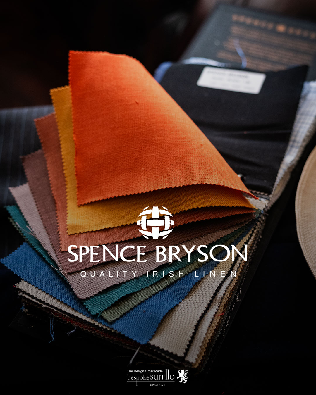 Spence Bryson（スペンス・ブライソン）Irish Linen（アイリッシュリネン）春夏限定なイメージですが温暖化の昨今は春から秋までスリーシーズン着回しできますね。スペンスブライソンは美しい光沢と風合いから世界最高のリネンと称される、アイルランド製の『アイリッシュリネン』の大手メーカーです。その真の品質の良さから英国王室で重用され、世界のファッション界でもリネンといえばスペンスブライソンと代名詞を付けて語られるほどです。スペンスブライソン社は1891年、古来よりリネンが根付いた場所であったアイルランド島北東部に位置するアルスター地方に設立されました。時を同じくして1880年設立のアルスターウィーバー社もリネンの産業化を推進し、スピニング、ウィーヴィング、ダイイングとフィニッシィングを自社一貫で行い、アイリッシュリネンサプライヤーとしての地位を築きました。そして1992年両社統合の末、世界的なアイリッシュリネンメーカーとなりました。 スペンスブライソンが供給する生地は全て100%アイルランドのリネンで作られています。アイリッシュリネンは、リネンの特徴の一つでもある防カビ性と雑菌の繁殖を抑え臭いも軽減するという長所も併せ持っています。また今日に至るなかで同社は世界規模のエコロジー事業も展開しており、その代表例としてハロッズのコーティングバッグの製造があげられます。
