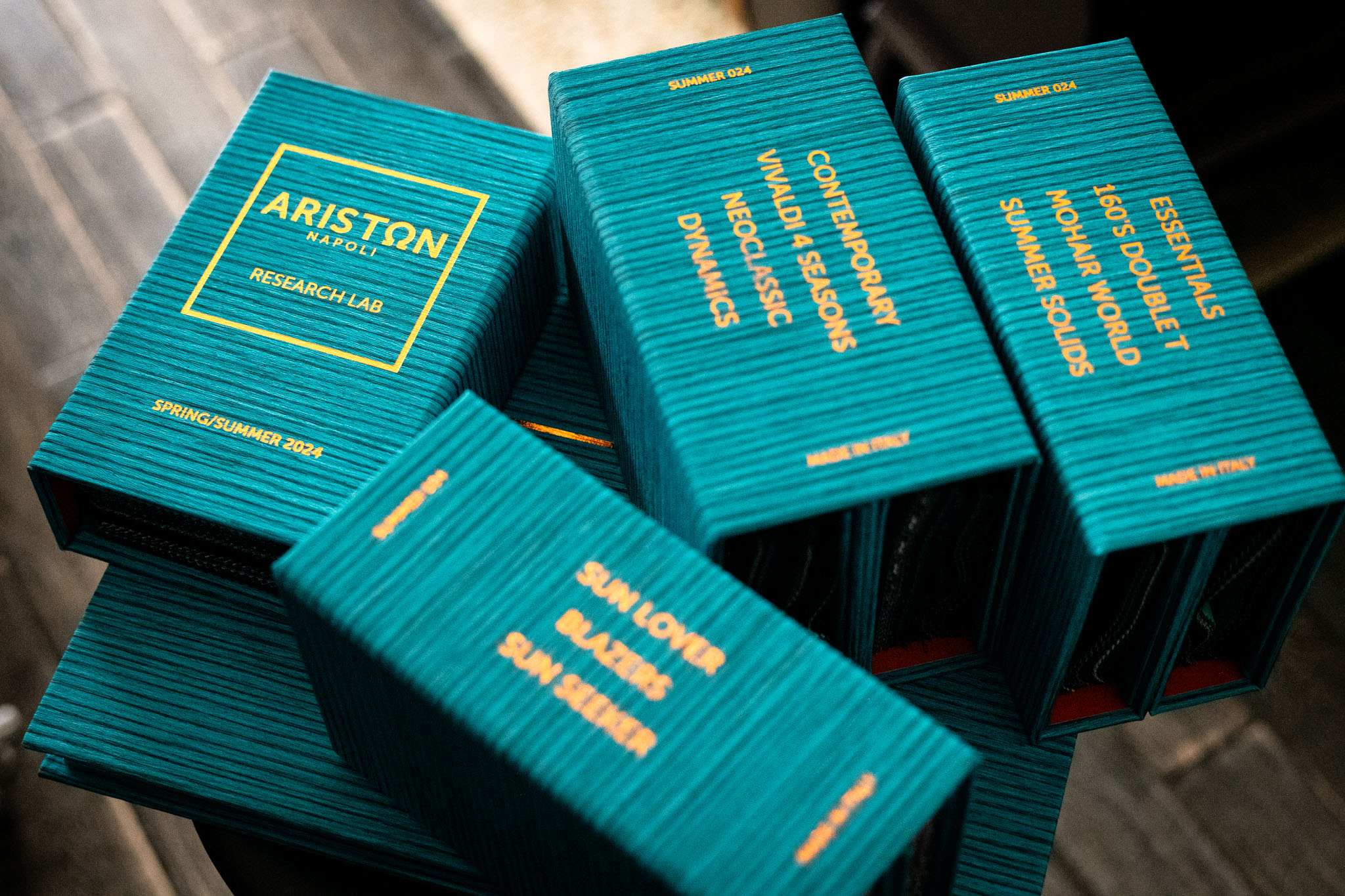 ★2024SS ARISTON（アリストン） napoli バンチ入荷しました！ARISTON（アリストン）から2024SS新作コレクションが入荷しました。久しぶりにフルセット取り扱います。初めて拝見したのはかれこれ10年以上前～当時は日本に入荷されるバンチも少なくそのカラフルなコレクションに目を奪われました。他にないナポリらしい色彩豊かでユニークなコレクションは見ているだけでワクワクしてきますね。福岡オーダースーツ,北九州オーダースーツ,北九州成人式,成人式スーツ,ビスポークスーツ,bespokeSUIT,bespokeSUIT110,