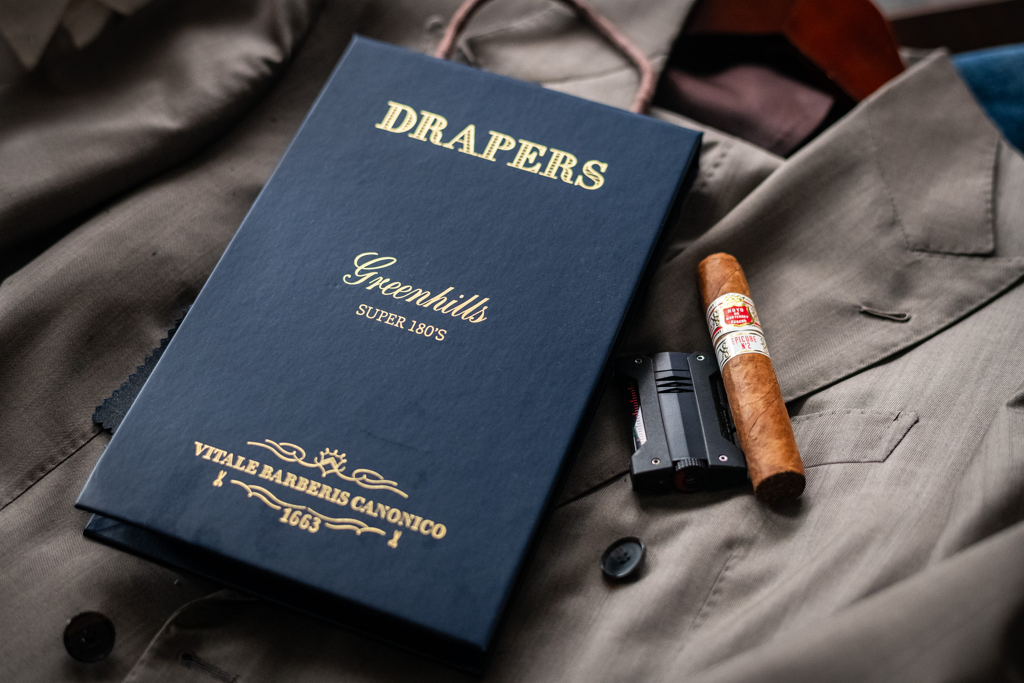 No. 40 GREENHILLS SUPER180 S グリーンヒルズスーパー 180 S DRAPERS（ドラッパーズ）社の中でも歴史を紡いできたグリーンヒルズが進化をとげました 。 以前のSUPER160 s であっても 他社 にはない技術とクオリティを注ぎこみ創り上げてきたものを、他に類を見ない180'sのハイクオリティで、りお客様に満足していただけるようにと考え られたコレクションです。グリーンヒルズとはオーストラリアのニューサウスウェールズ州に位置しヴィターレ・バルべリス・カノニコ社が所有する貴重なサクソン・メリノ羊の飼育を専門とする広大な農場地域です。14.5ミクロンの原毛を使用して織られた上質なスーツ用服地『グリーンヒルズ』は、その貴重種の動物を 守り、大切にしながら上質なウールを求め、努力し続けるファクトリーの方々の原石から取り出された宝石とも例えられています。 今回、ボローニャのドラッパーズ本社で行われたプレゼンテーションでは、他国のエージェントからハイクオリティにしたのならば新しい名前を打ち出しても良かったのではないかという声も上が りましたが、グリーンヒルズの名前には歴史があり、DRAPERS 社のトップクオリティの象徴であることから、変更するという選択ではなく歴史あるグリーンヒルズの名を継承していく形をとりました、選ばれたコレクションであることに自信を持ってお勧めいたします。 ハイクオリティになったグリーンヒルズスーパー 180 s をご堪能ください。