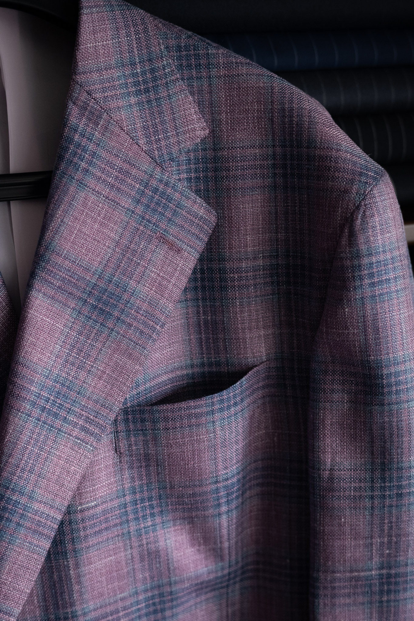 bespokesuit110で仕立てた、美しい光沢と質感を持つ鮮やかなピンク+チェックのオーダースーツジャケットはロロピアーナの2026sspropsoste-giaccheよりサマータイムをお選びいただきました
