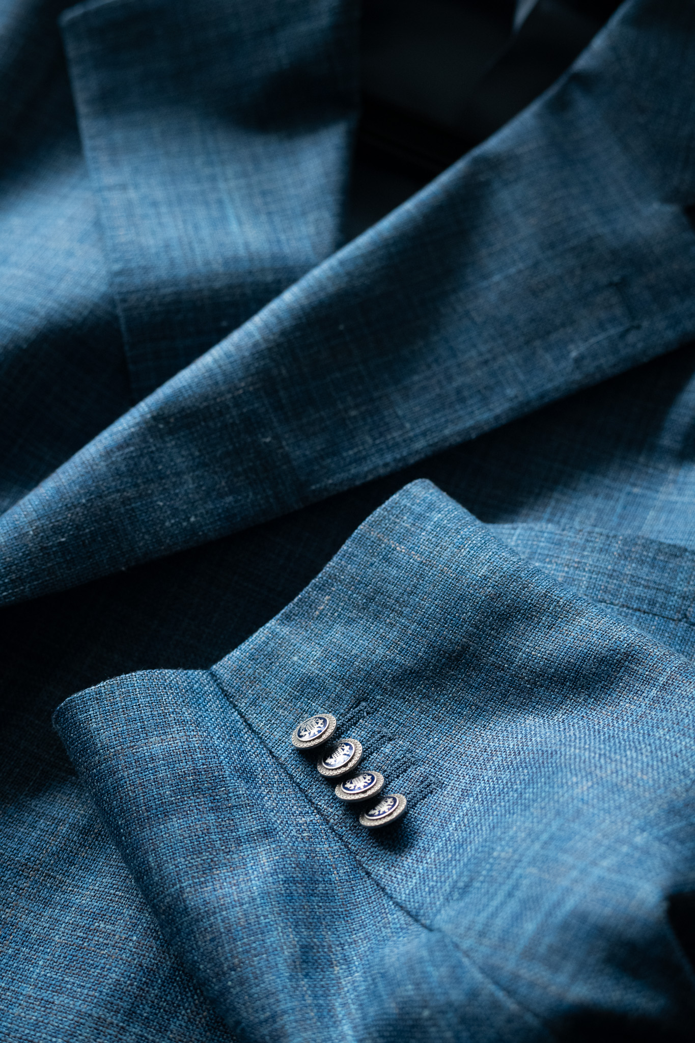 bespokesuit110で仕立てた、美しい光沢と質感を持つ鮮やかなターコイズブルーのオーダースーツジャケットはロロピアーナの2026sspropsoste-giaccheよりサマータイムをお選びいただきました