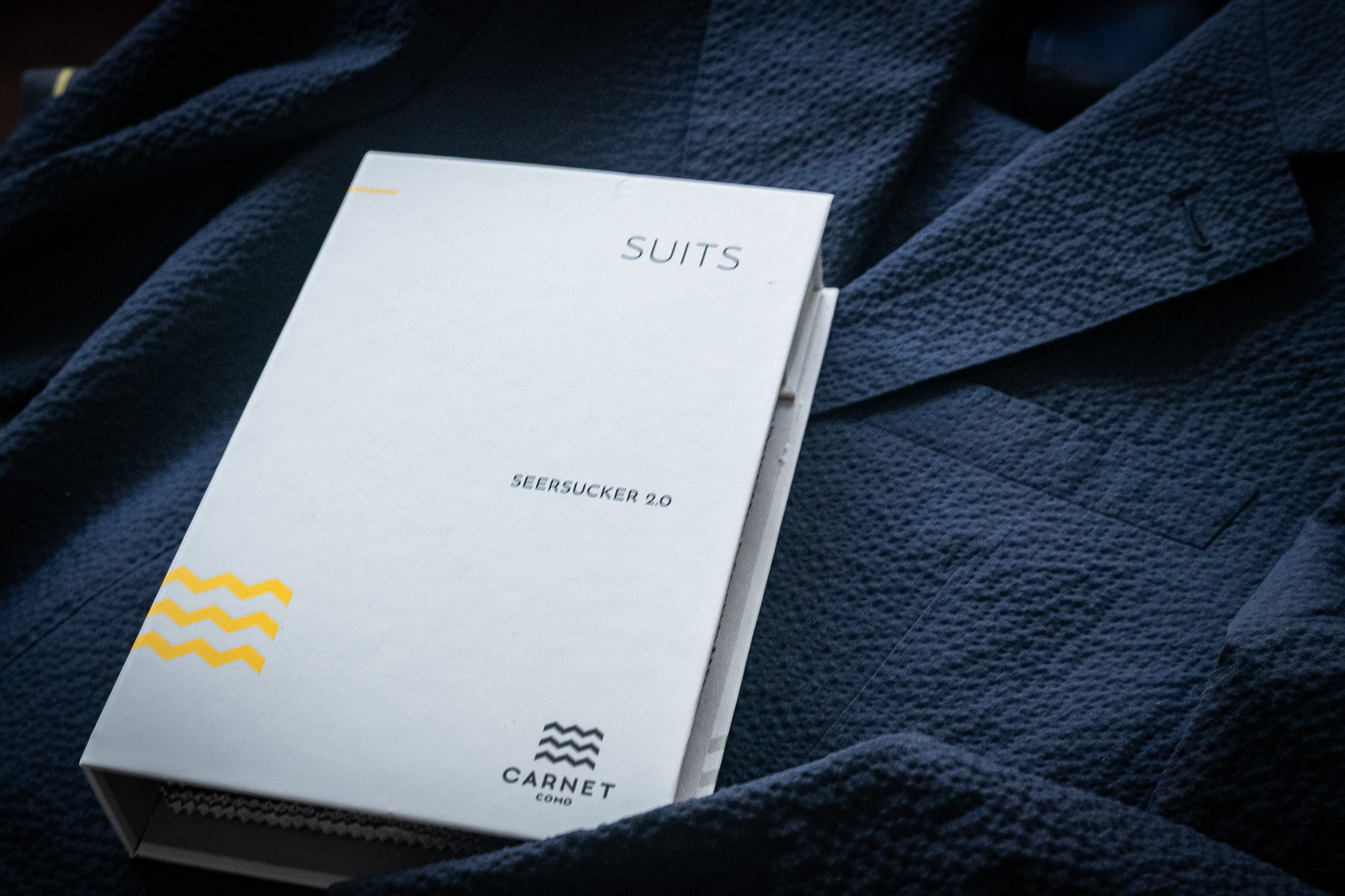 イタリアCARNET（カルネ）社の春夏コレクション「SUITS SEERSUCKER 2.0」の生地見本帳