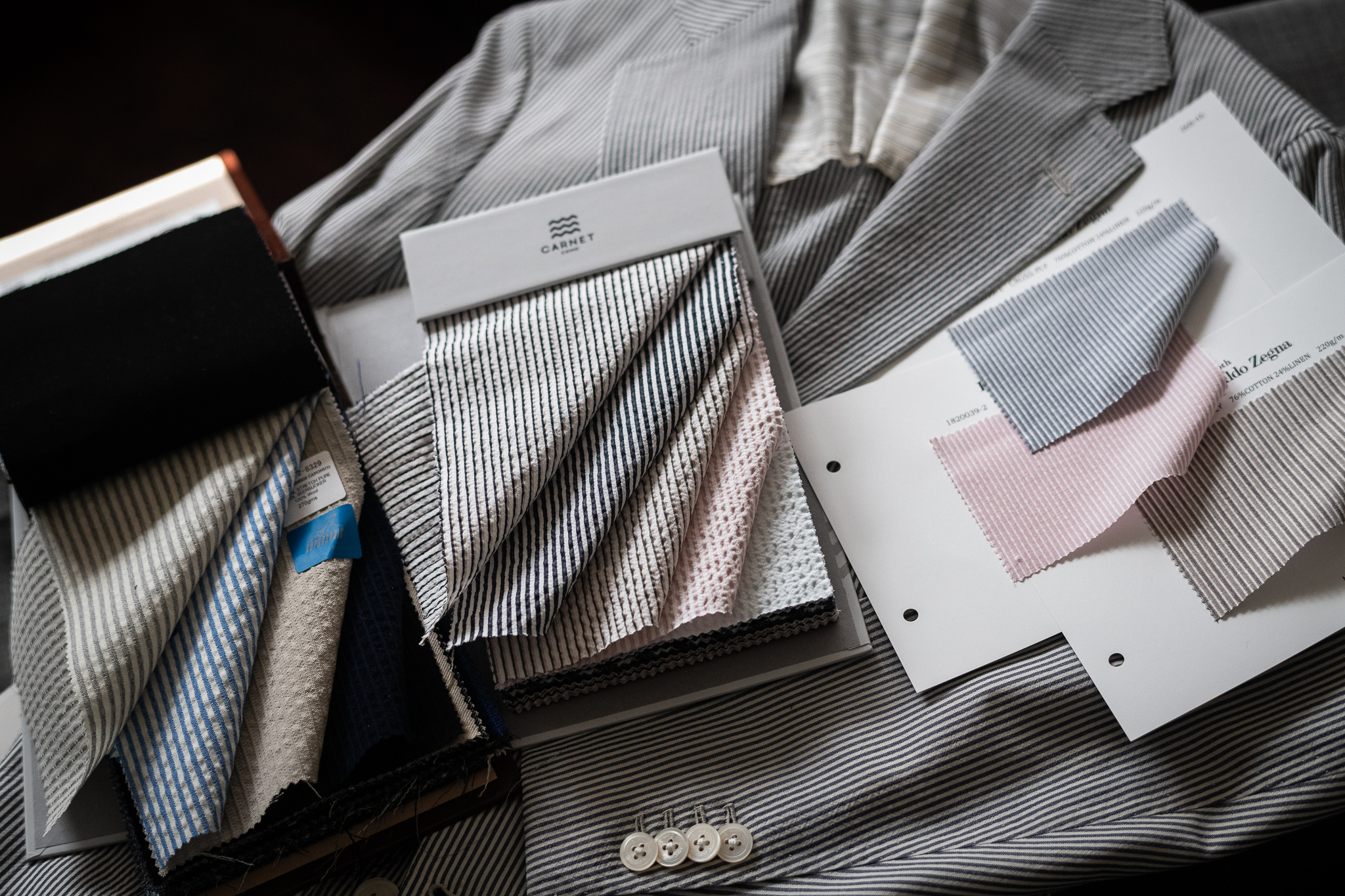 仕立て上がったシアサッカージャケットと、CARNET(カルネ)およびErmenegildo Zegna(ゼニア)の高級生地コレクション