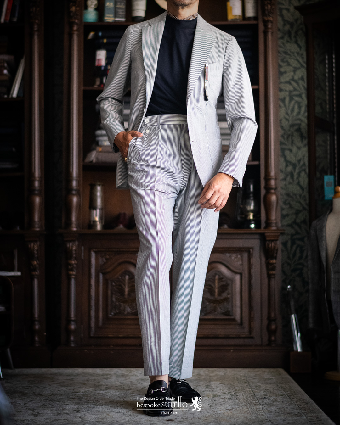 bespokesuit110のDONDI社製ネイビーモックネックオーダーTシャツを合わせた、ストライプスーツのセットアップコーディネート
