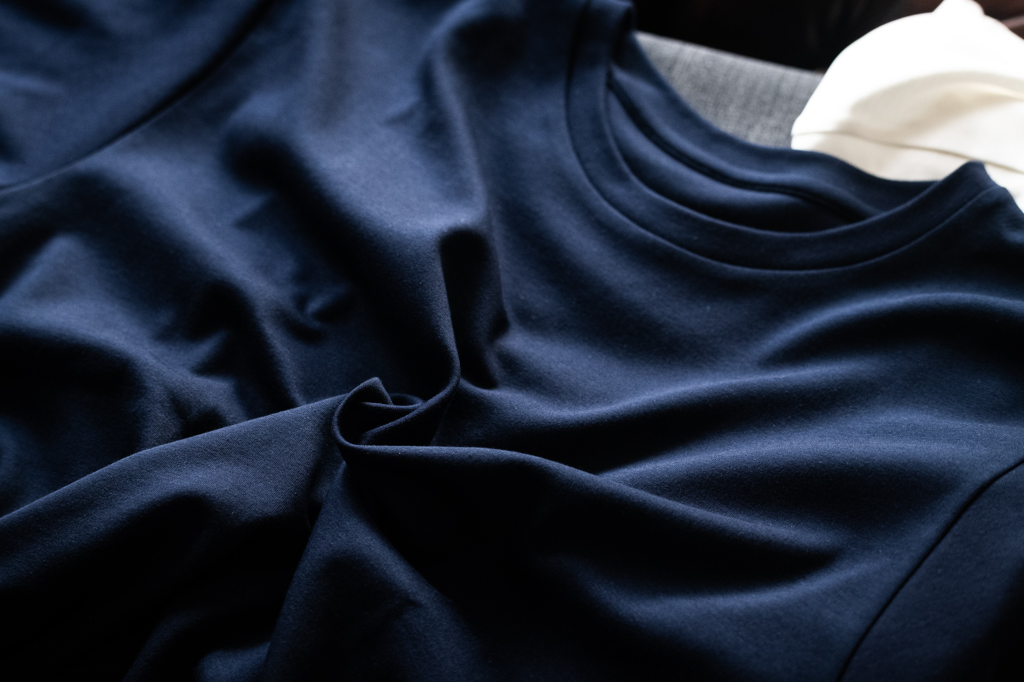 シルクのような光沢とエレガントなドレープを描く、オーダーTシャツ用のネイビーのGIZAコットン生地