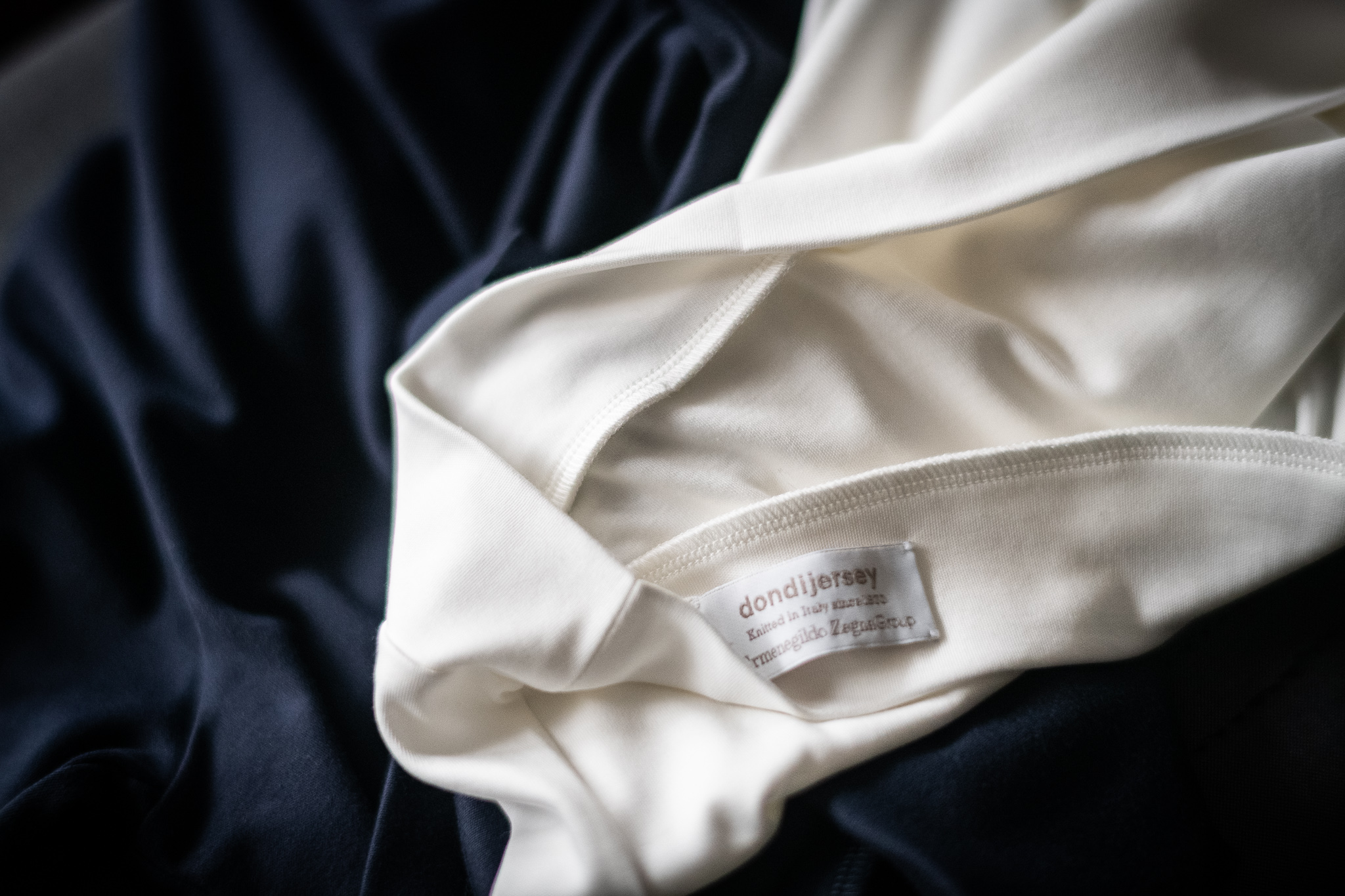 ホワイトのオーダーTシャツに縫い付けられた、Ermenegildo Zegnaグループ「dondijersey」のブランドタグ