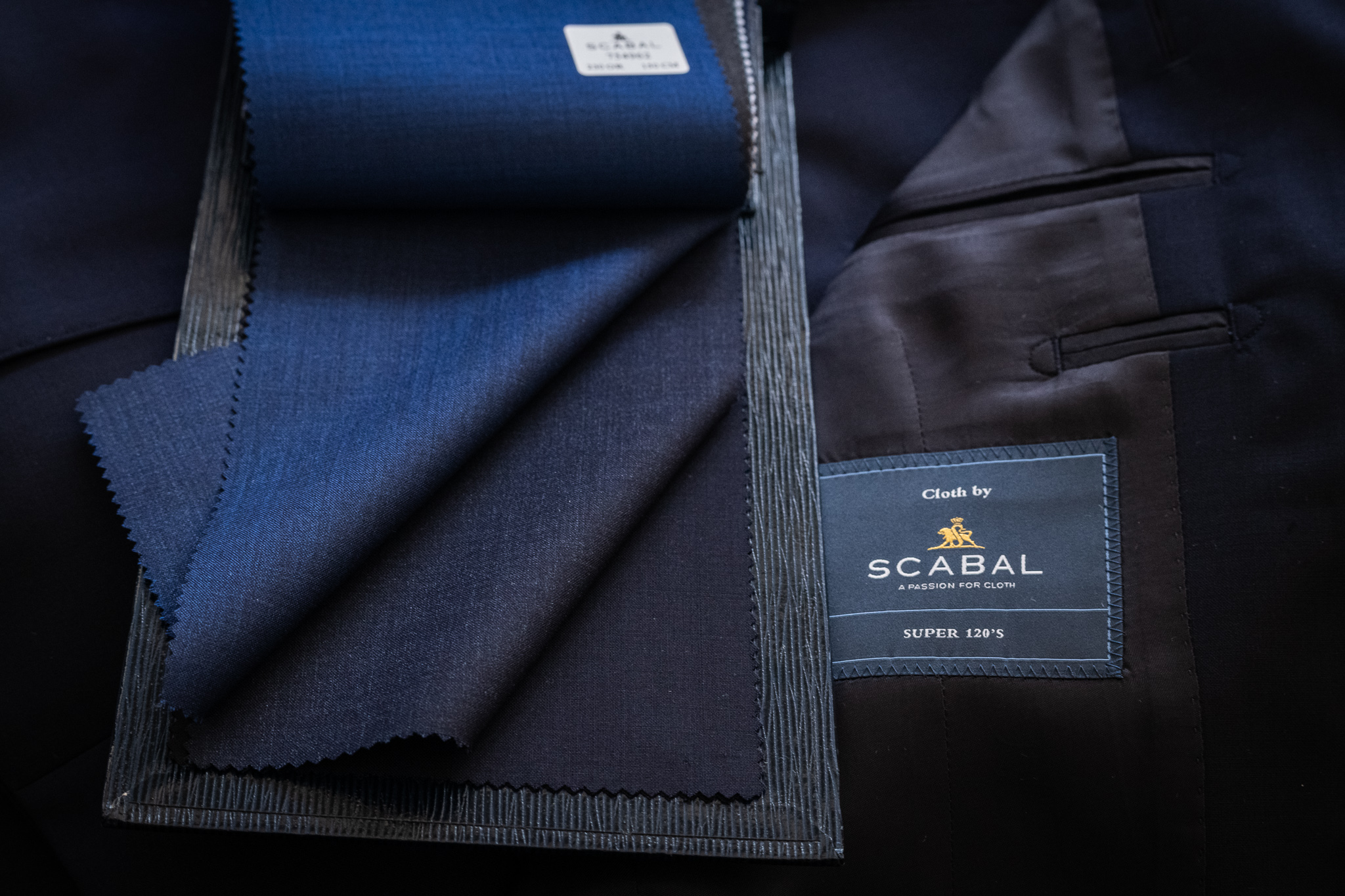 ネイビースーツの内側に縫い付けられたSCABAL（スキャバル）のブランドタグと「SILVER SHADOW」の生地バリエーション