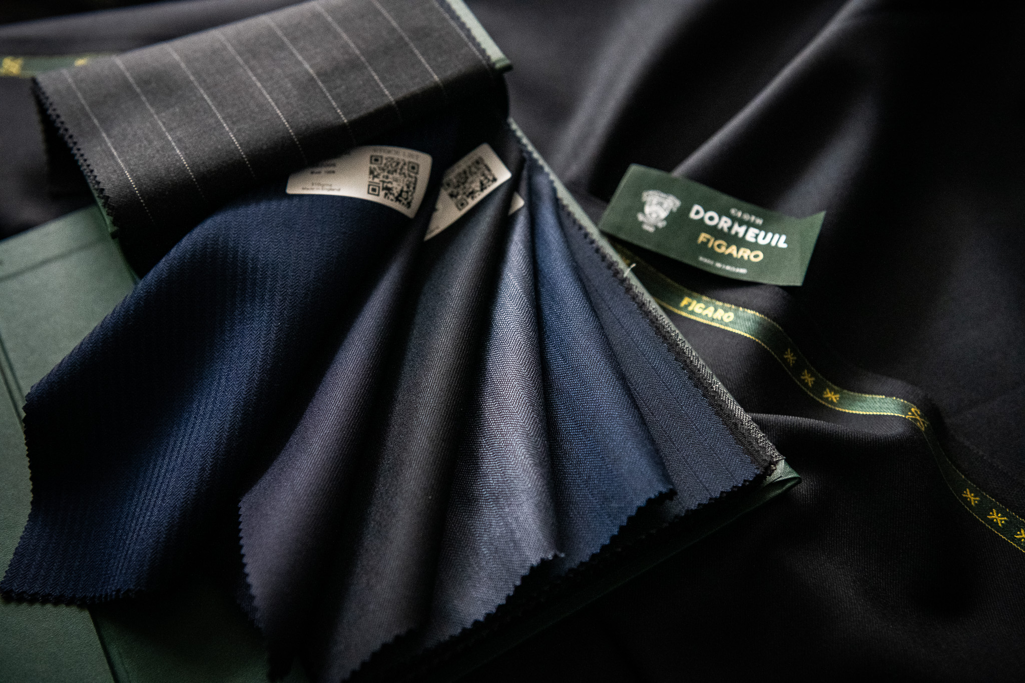 DORMEUIL『FIGARO』のバンチブック。重厚感とドレープ性に優れたチェックやストライプ柄のコレクション