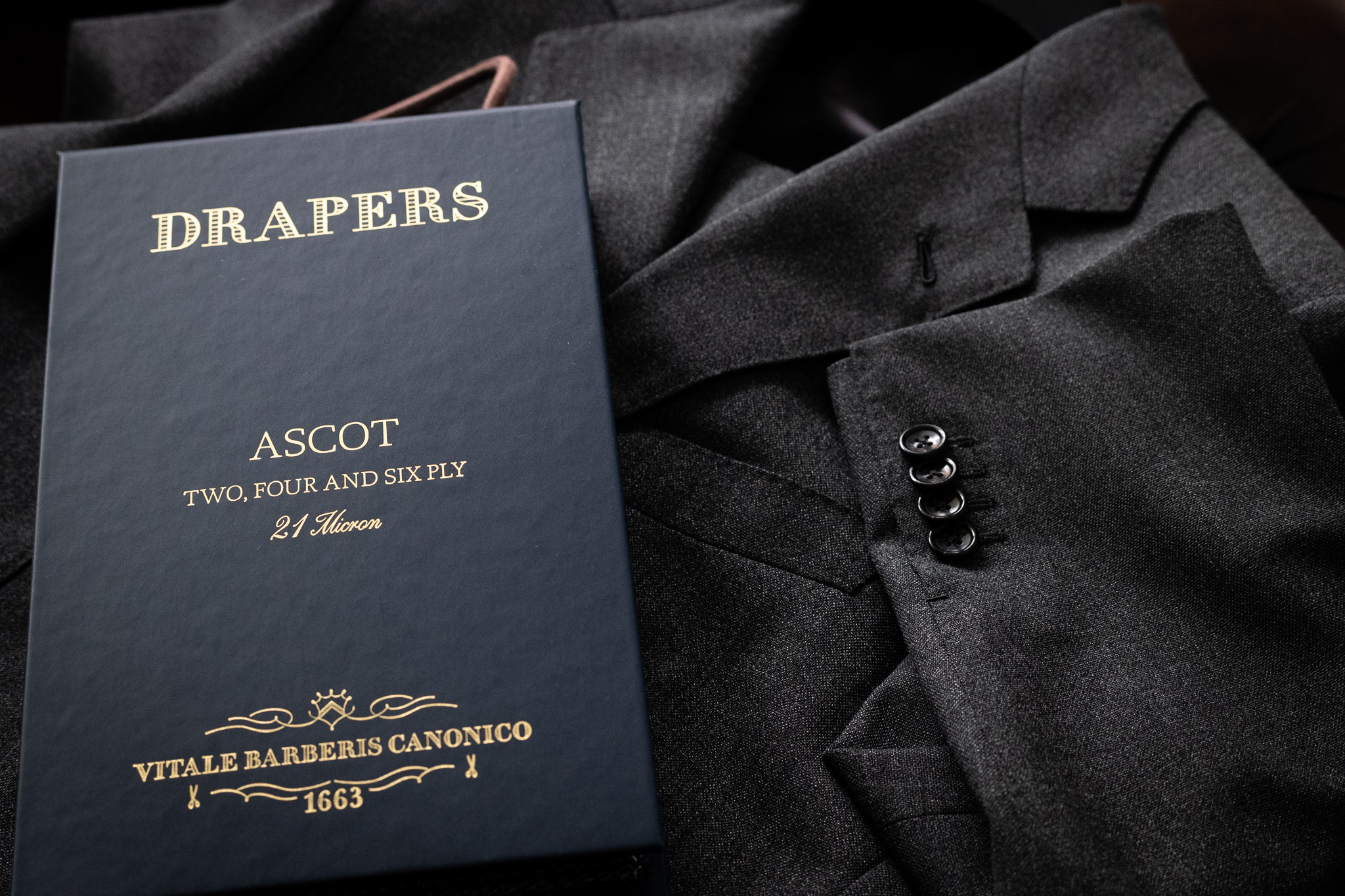 VBC（カノニコ）社が手掛けるDRAPERS「ASCOT 21 Micron」のバンチブック表紙