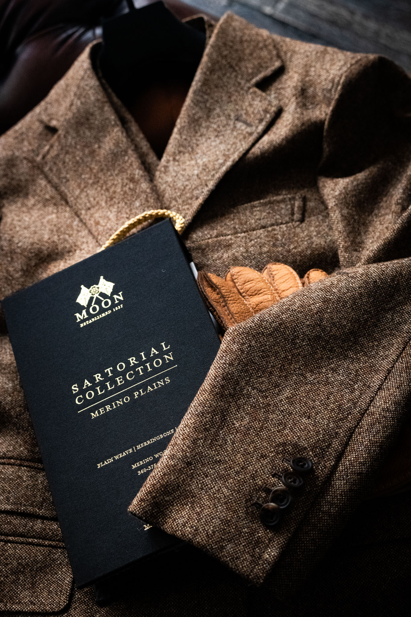 英国老舗MOON社のバンチブック「SARTORIAL COLLECTION MERINO PLAINS」と、仕立て上がったブラウンのベスト
