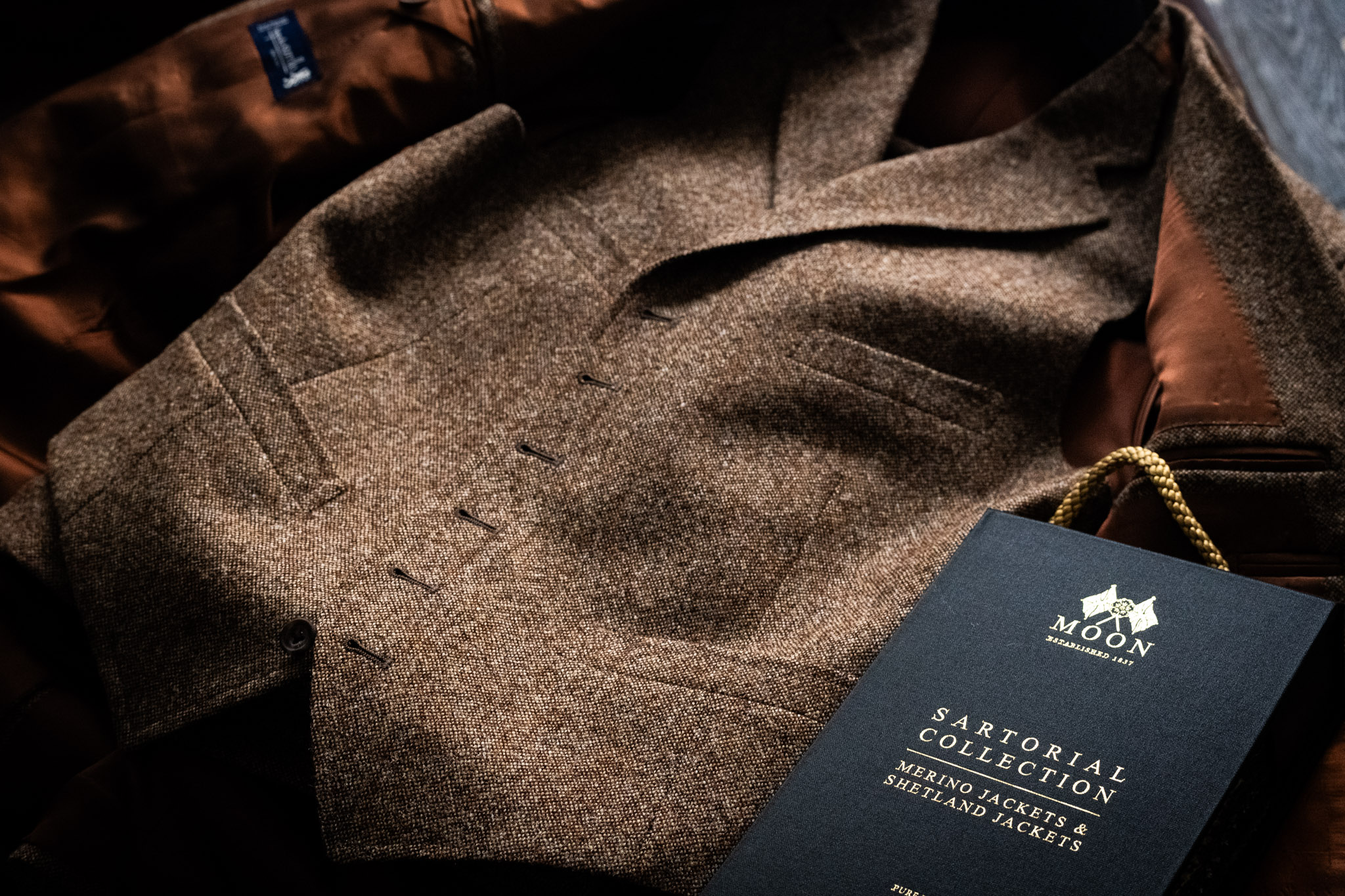 英国老舗MOON社のバンチブック「SARTORIAL COLLECTION MERINO PLAINS」と、仕立て上がったブラウンのベスト
