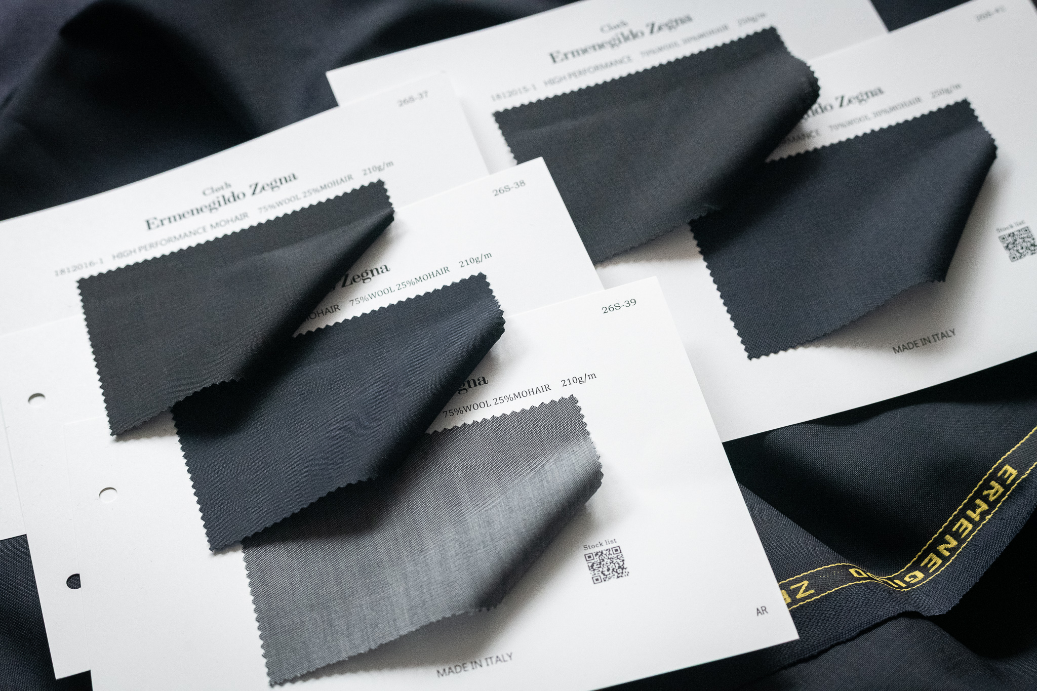 ゼニア「HIGH PERFORMANCE MOHAIR」。ウール75%・モヘア25%をブレンドした、清涼感と防シワ性に優れた生地見本